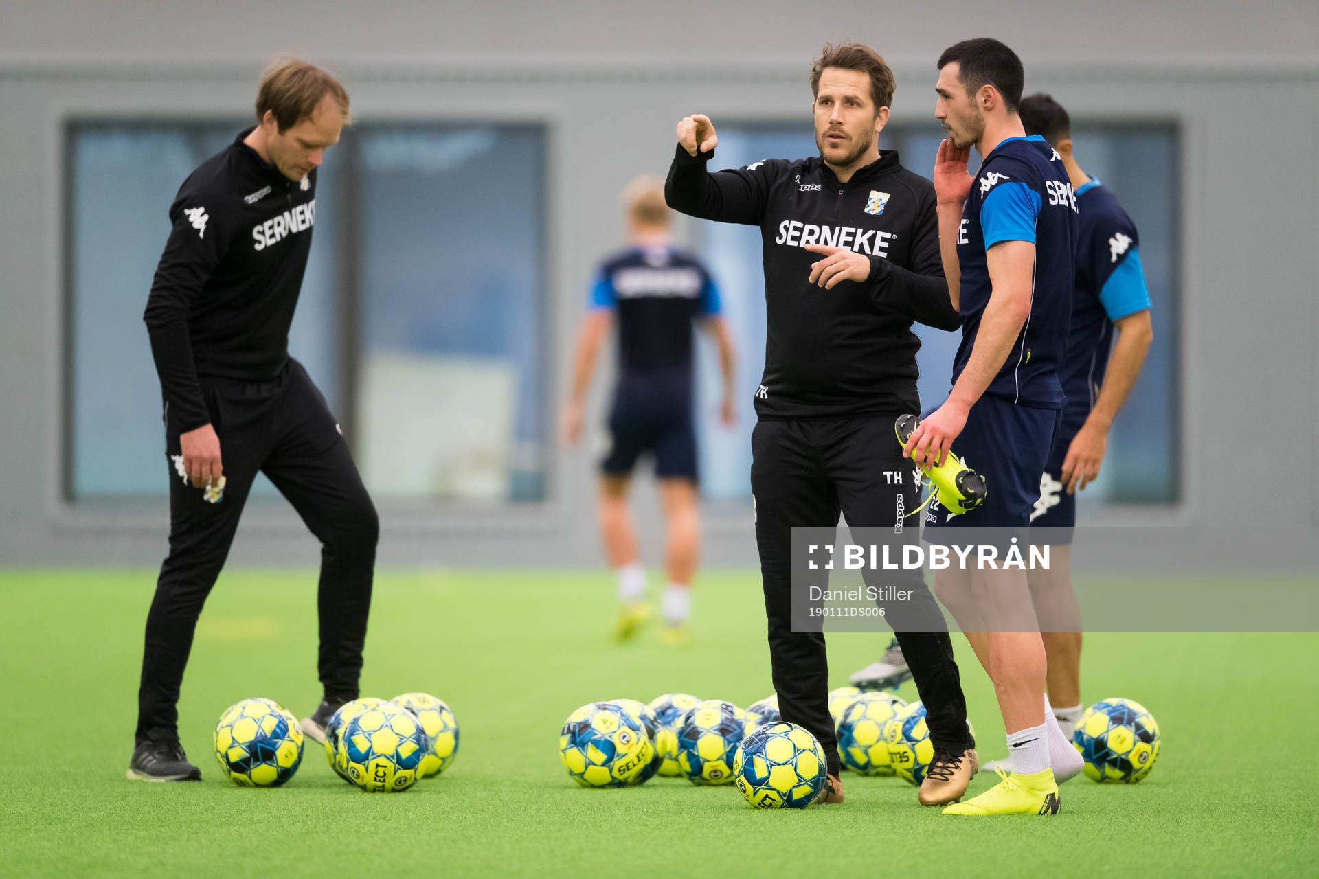 Hjälptränaren Tobias Hysén instruerar Giorgi Kharaishvili