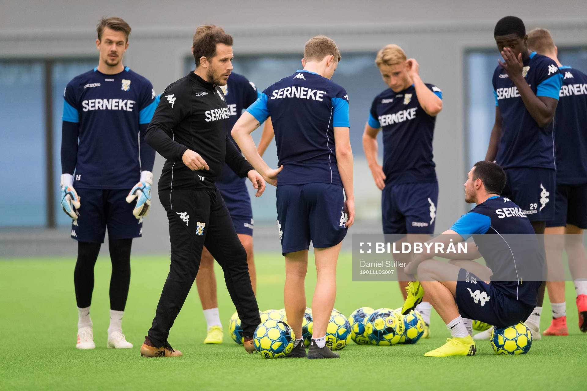 Hjälptränaren Tobias Hysén instruerar spelare