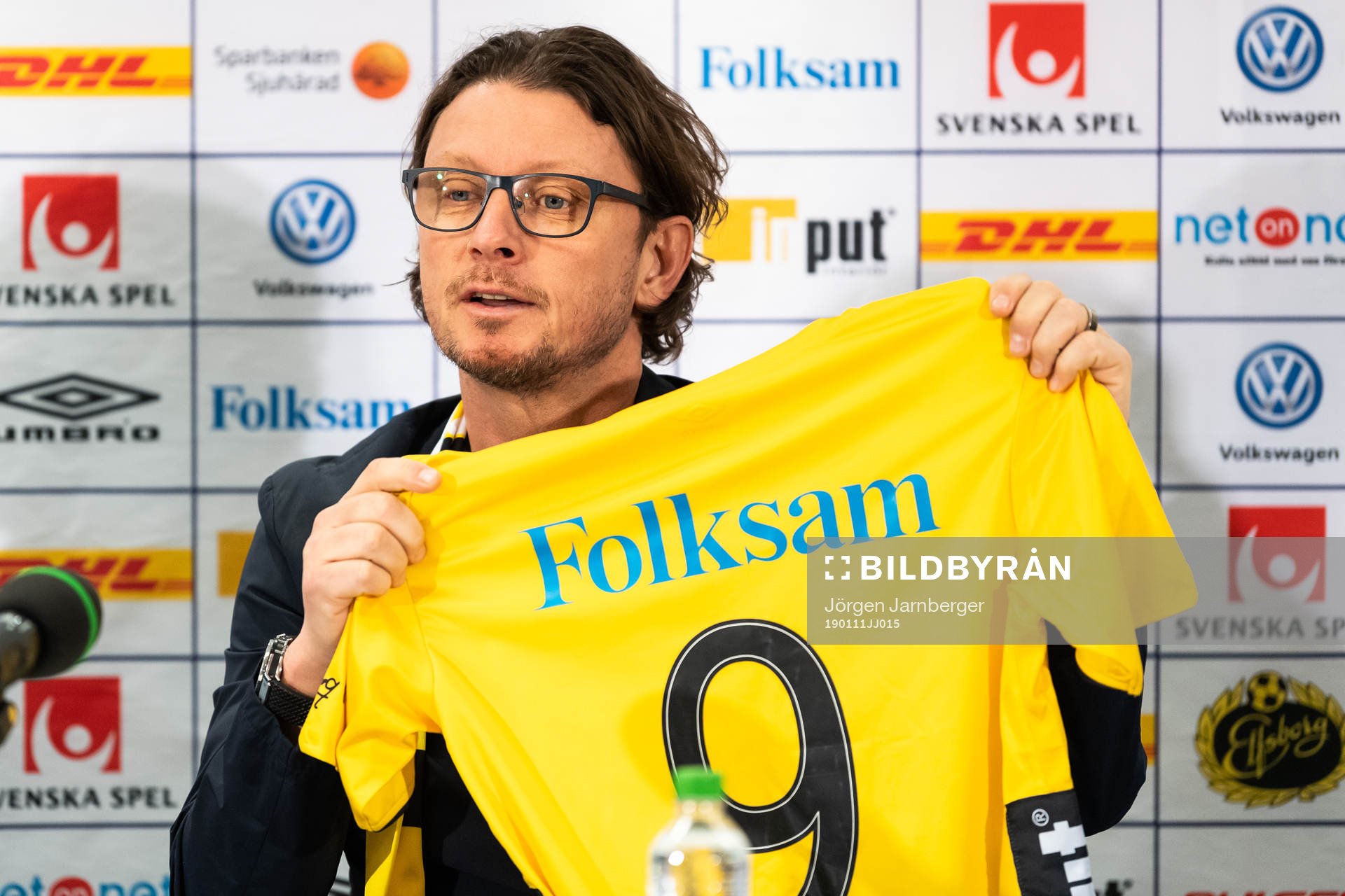 Klubbchef Stefan Andreasson håller upp Pawel Cibicki