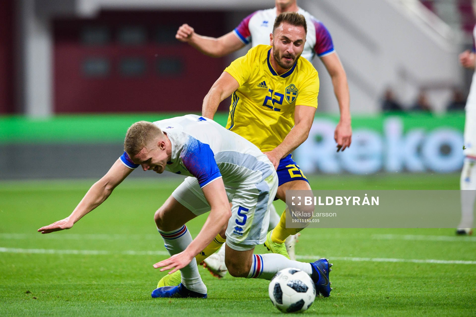 Hjörtur Hermannsson of Iceland  and Muamer Tankovic of