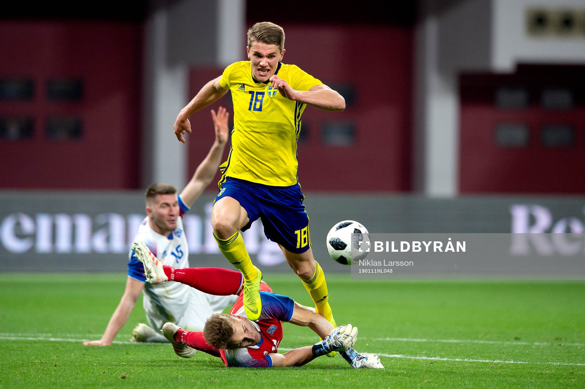 Sweden's Viktor Gyökeres and Iceland's goalkeeper Frederik