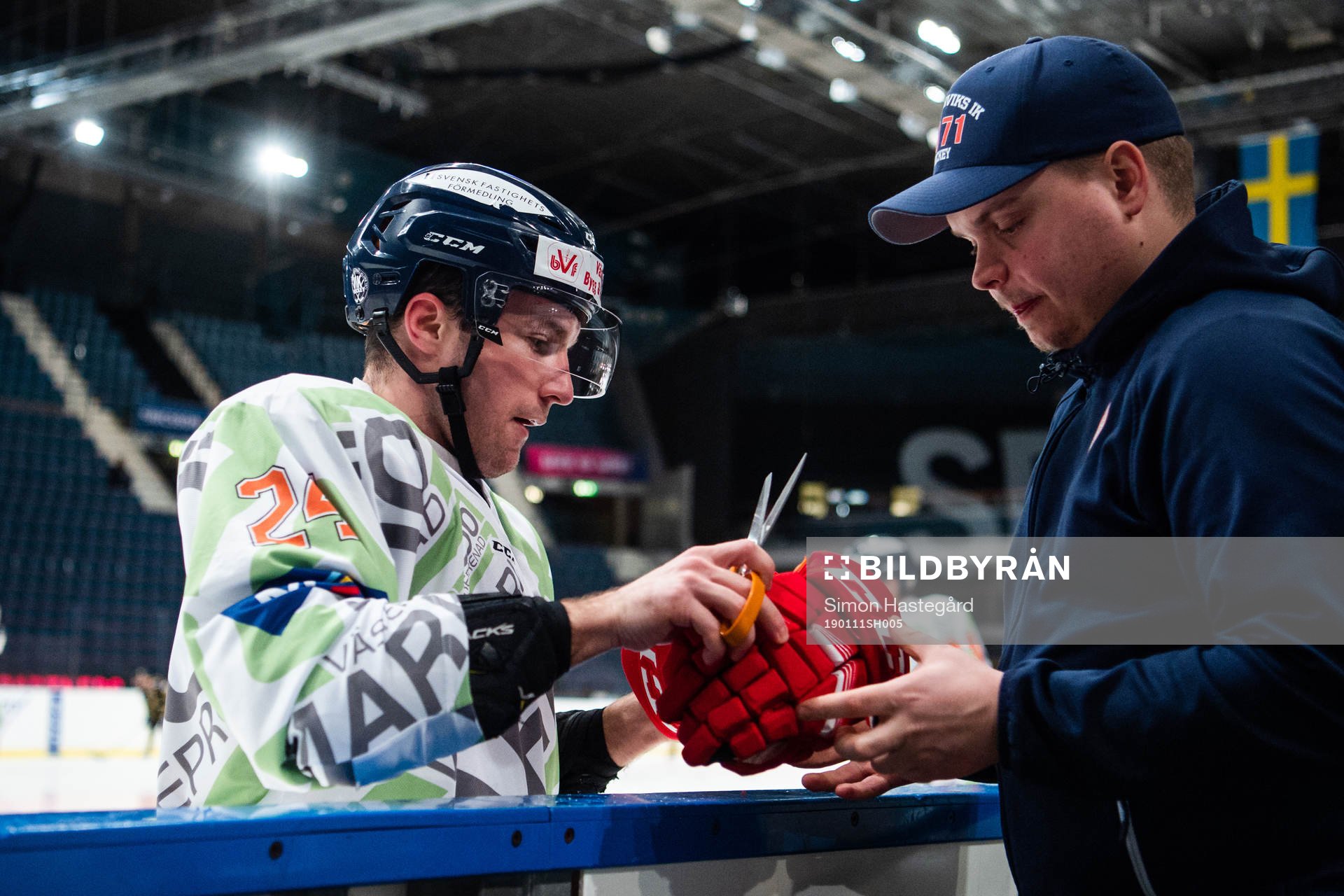 Västerviks Filip Suchy med en trasig handske