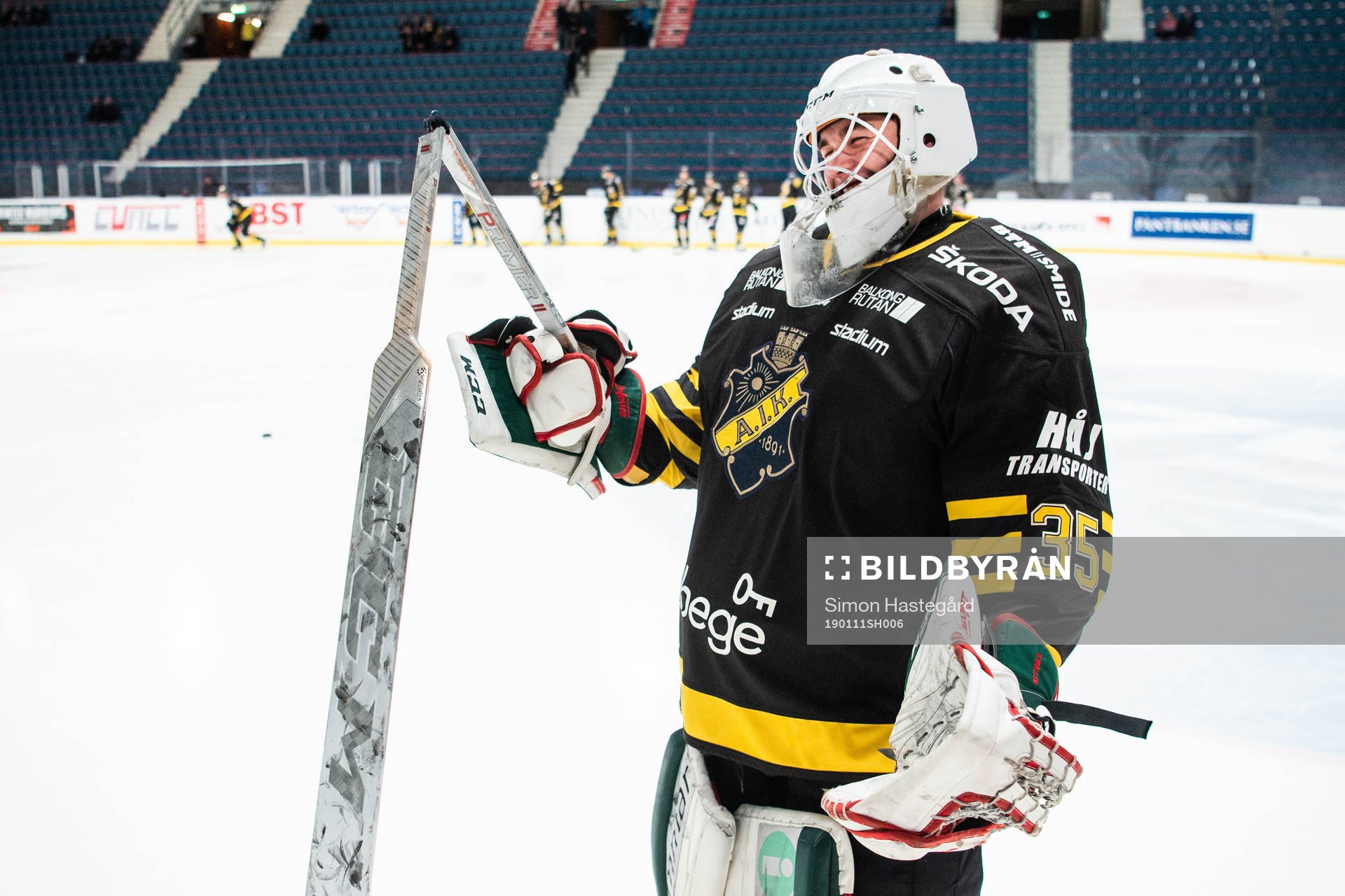 s målvakt Robin Wallin med en trasig klubba