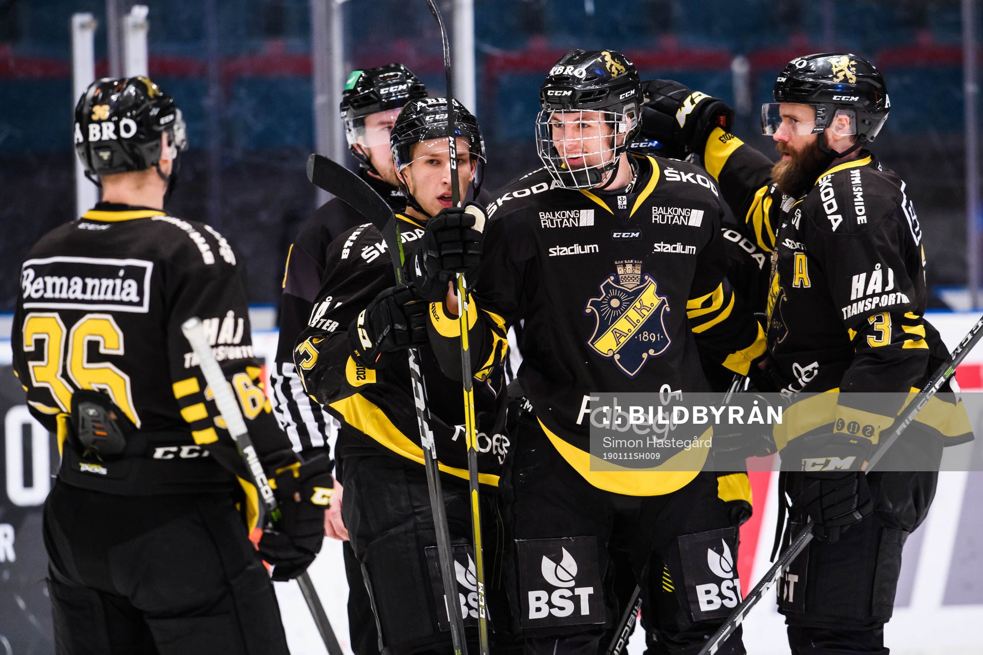 s Philip Broberg jublar med lagkamrater