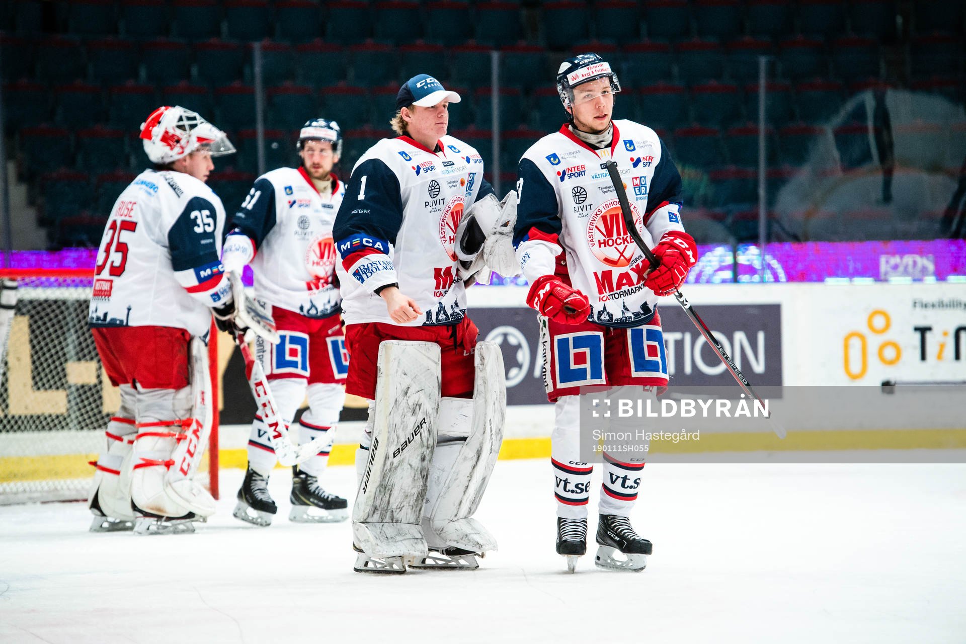 Västerviks målvakt Isak Ragnevad och Emil Alba deppar