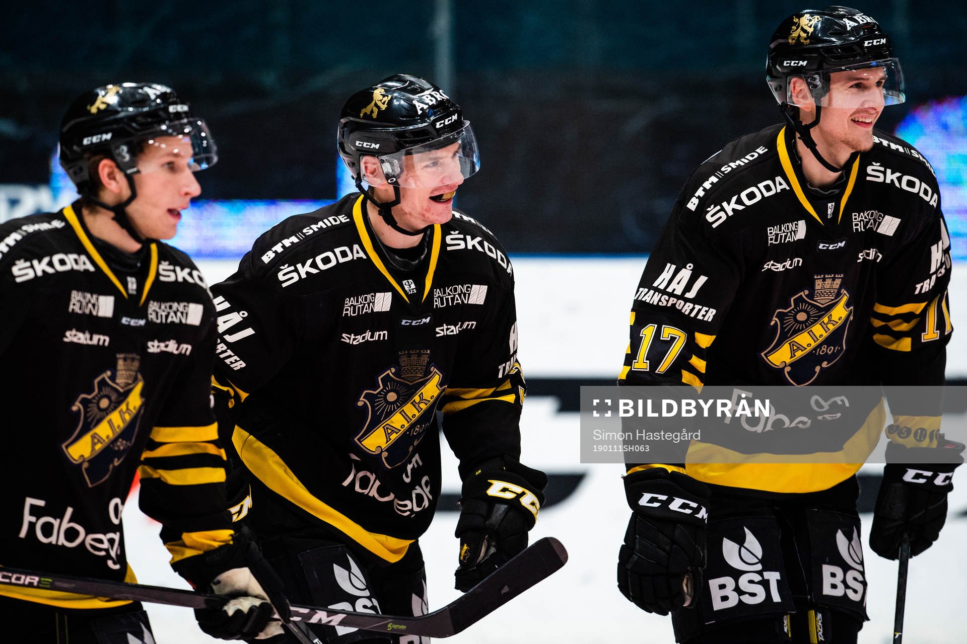 s Anton Holm jublar med Simon Fernholm