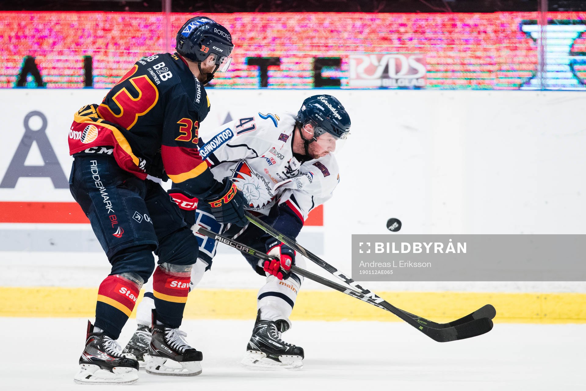 Djurgårdens Linus Hultström i kamp om pucken med