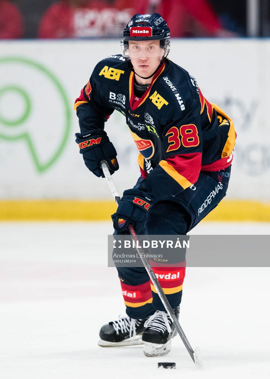 Djurgårdens Olle Alsing med pucken