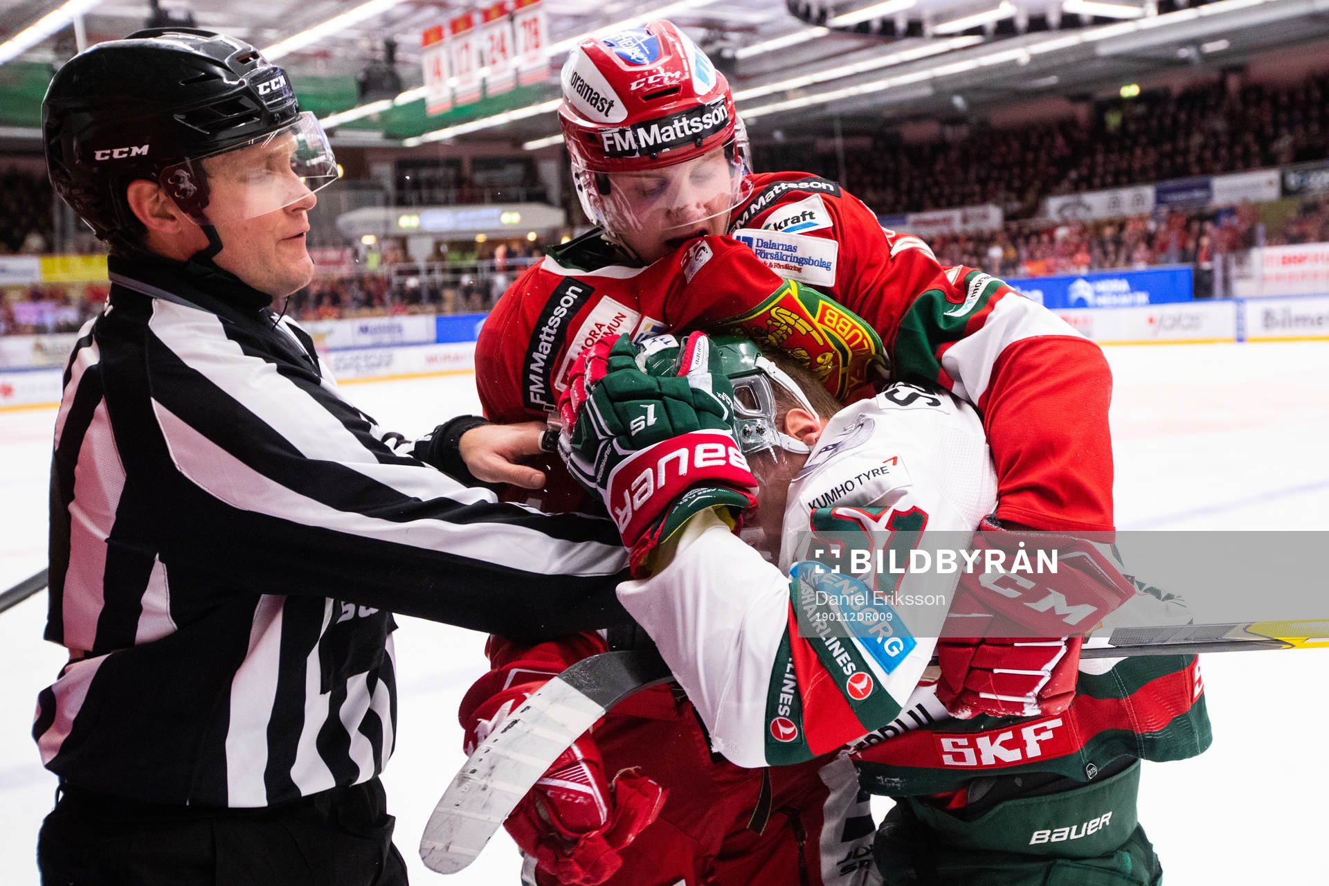 Moras Sebastian Hartmann i bråk med Frölunda Mats Rosseli
