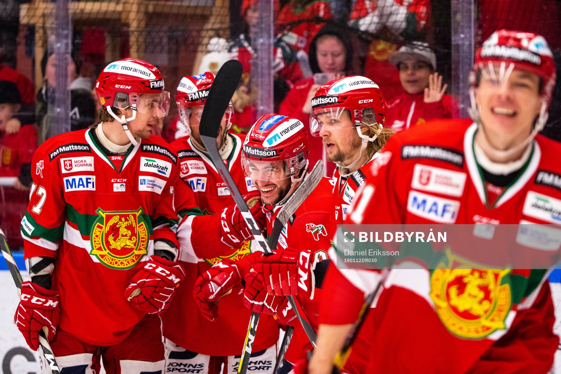 Moras Niki Petti jublar med lagkamrater