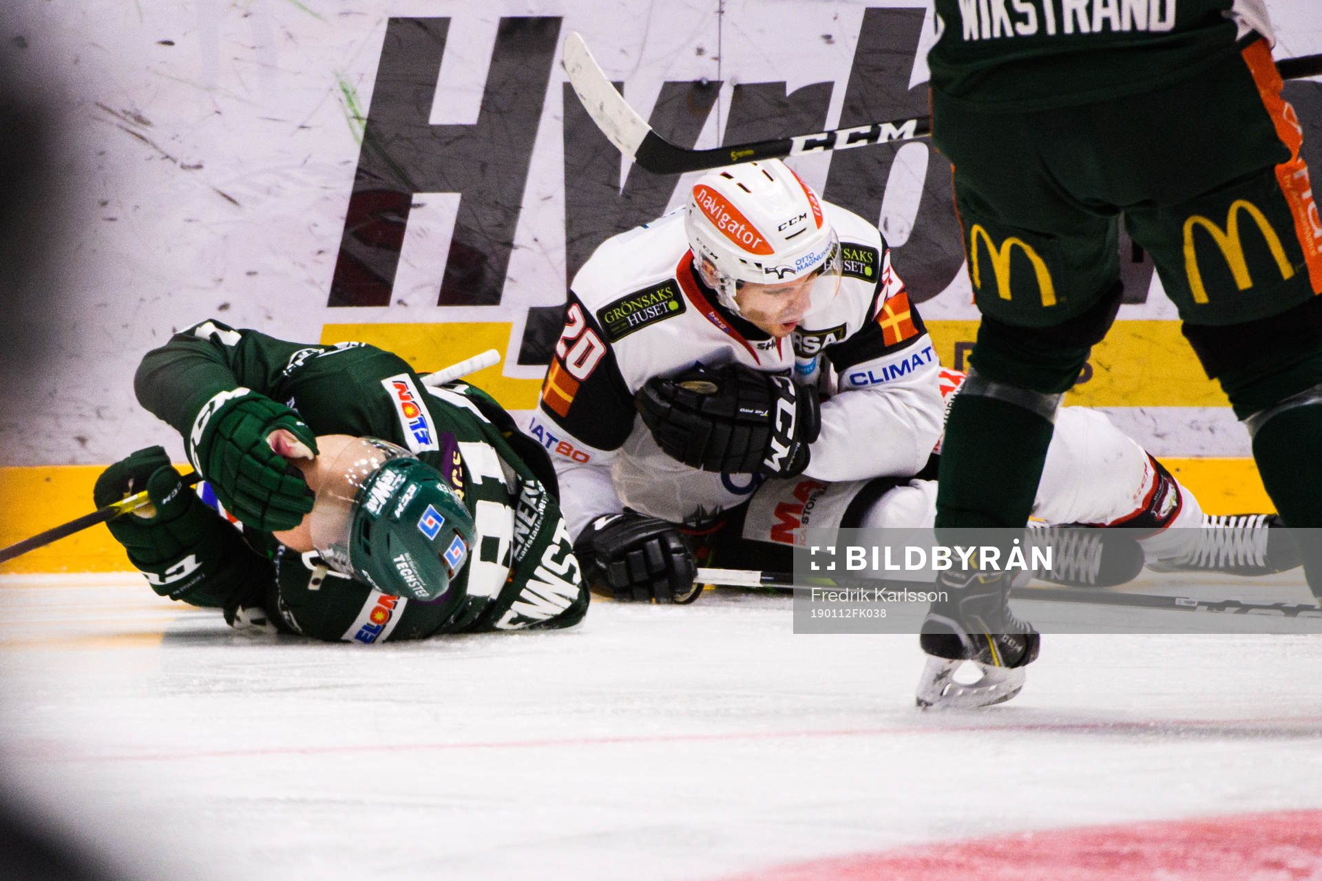 Malmö Redhawks Henrik Hetta tacklar Färjestads Theodor
