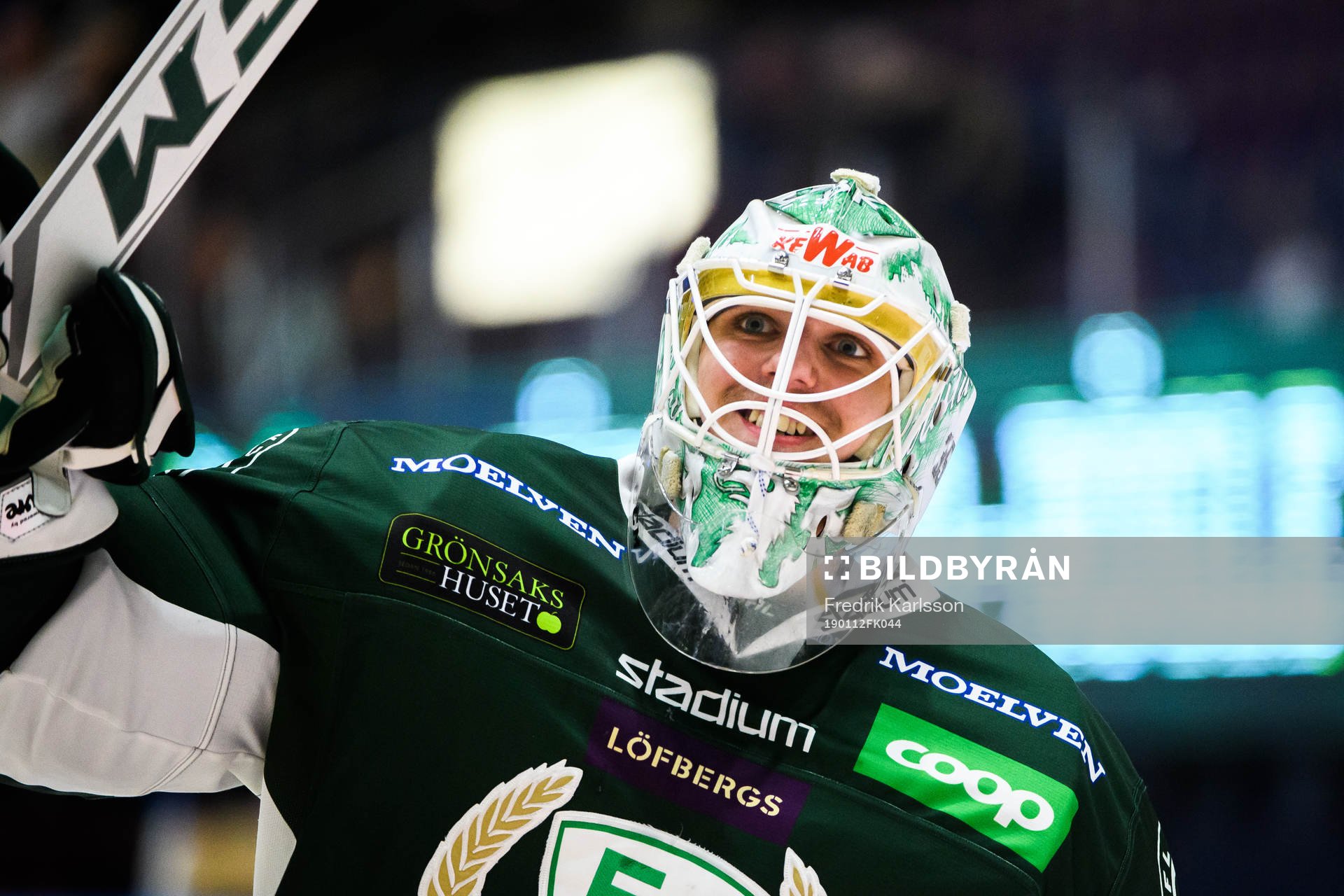 Färjestads målvakt Adam Werner jublar