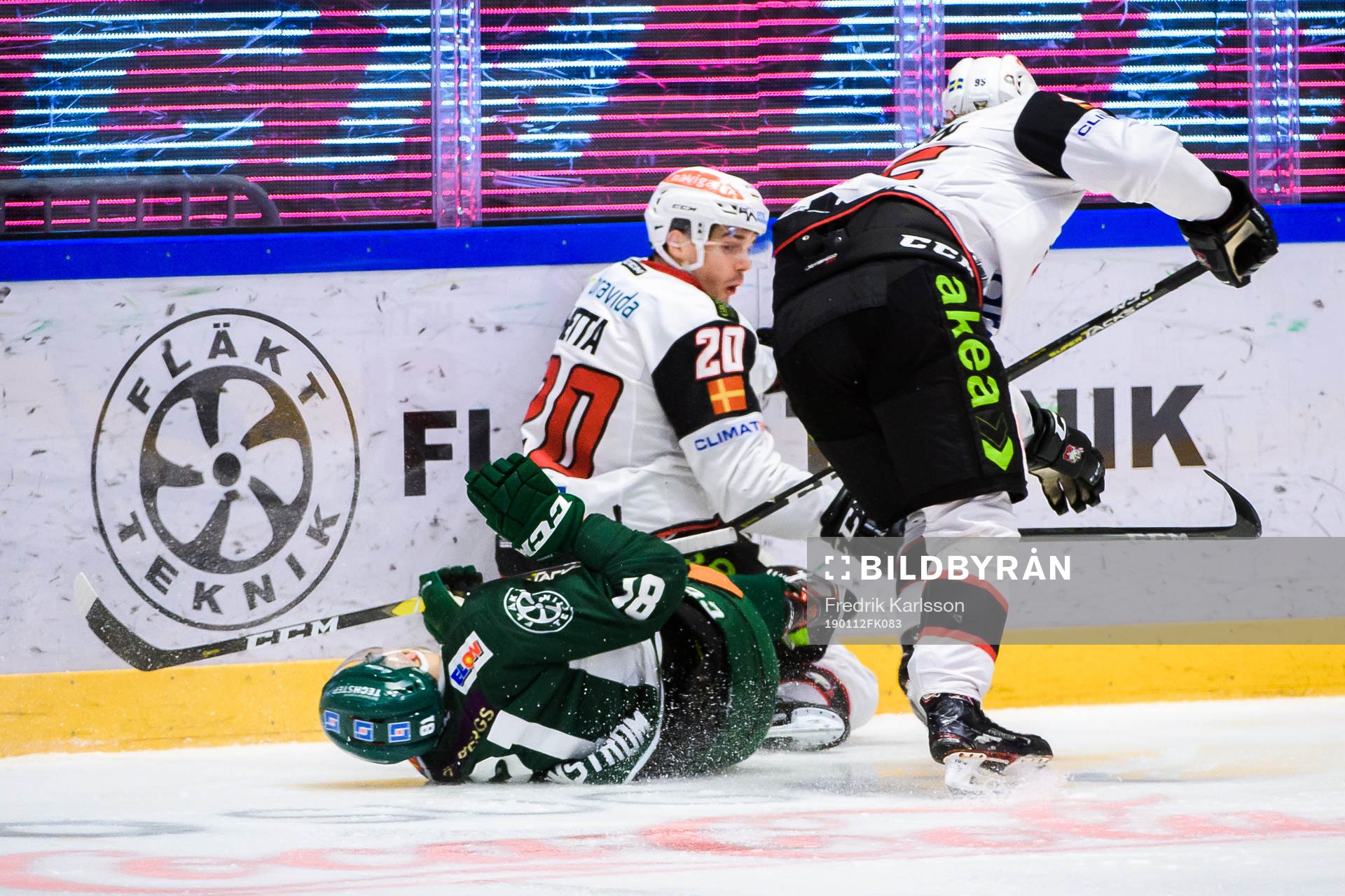 Färjestads Theodor Lennström blir liggandes på isen