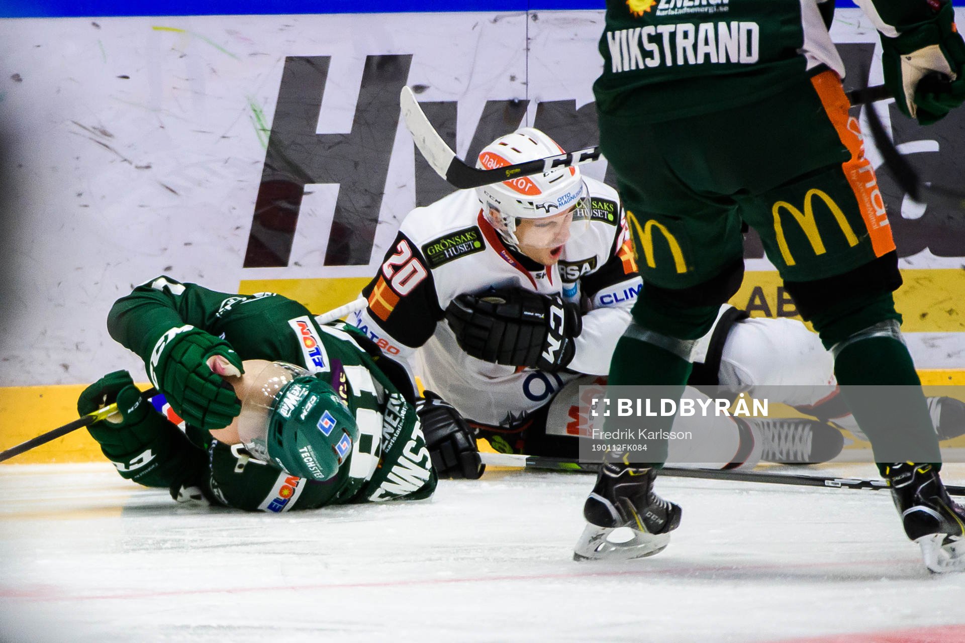 Färjestads Theodor Lennström blir liggandes på isen