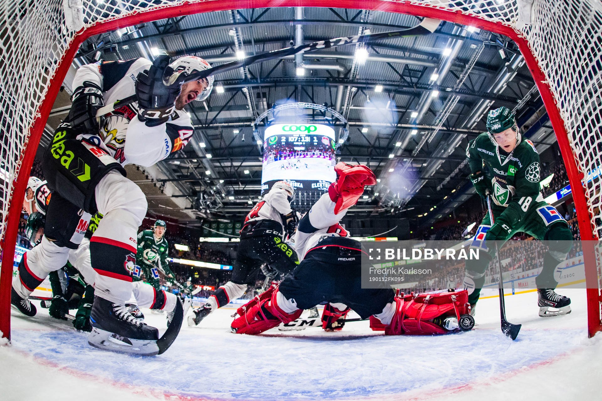 Malmö Redhawks Niklas Arell ser på när Färjestads Axel