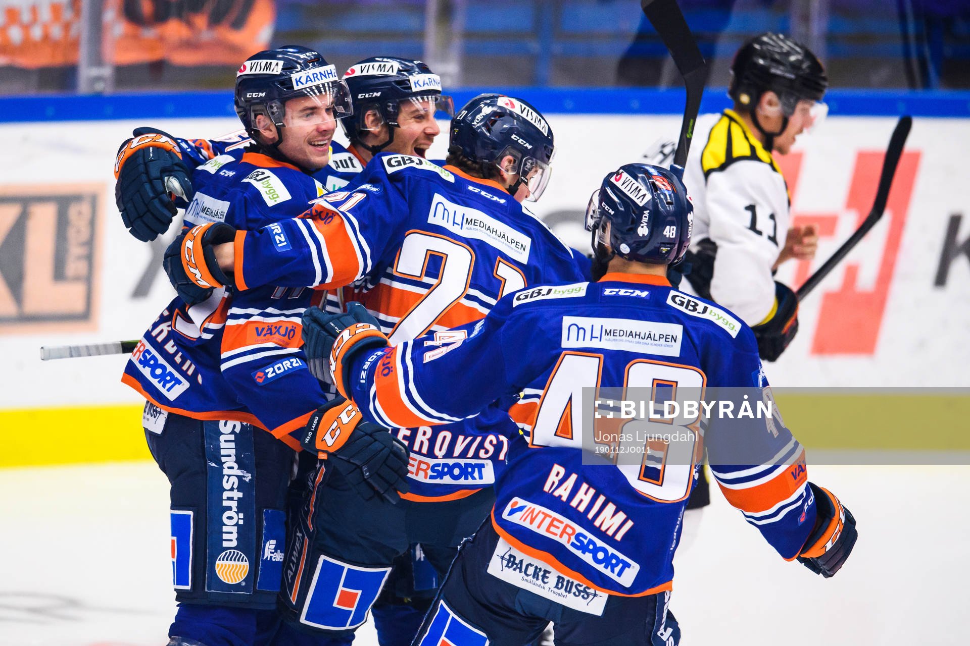 Växjös Pontus Netterberg jublar med lagkamrater