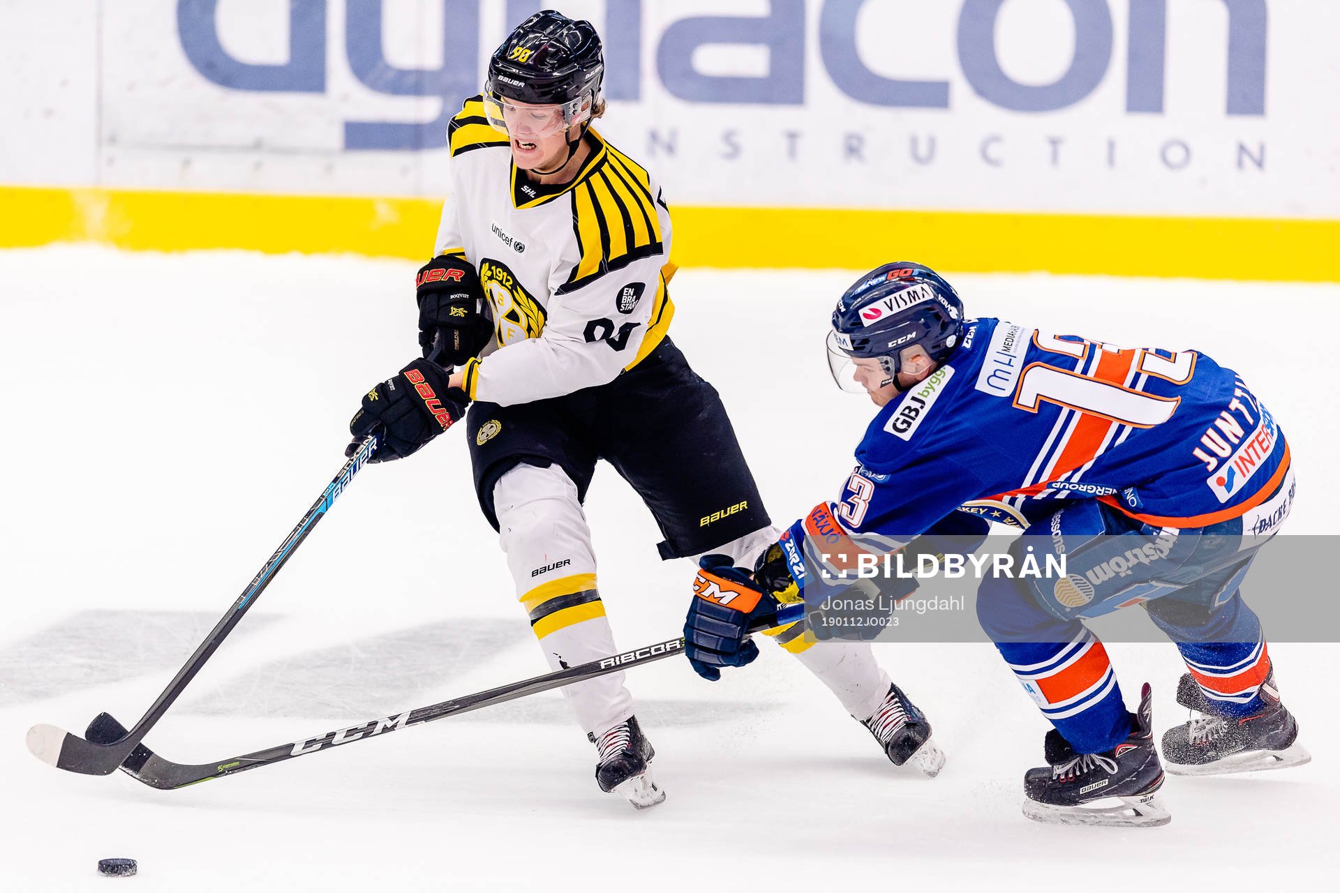 Brynäs Jesper Boqvist jagas av Växjös Julius Junttila