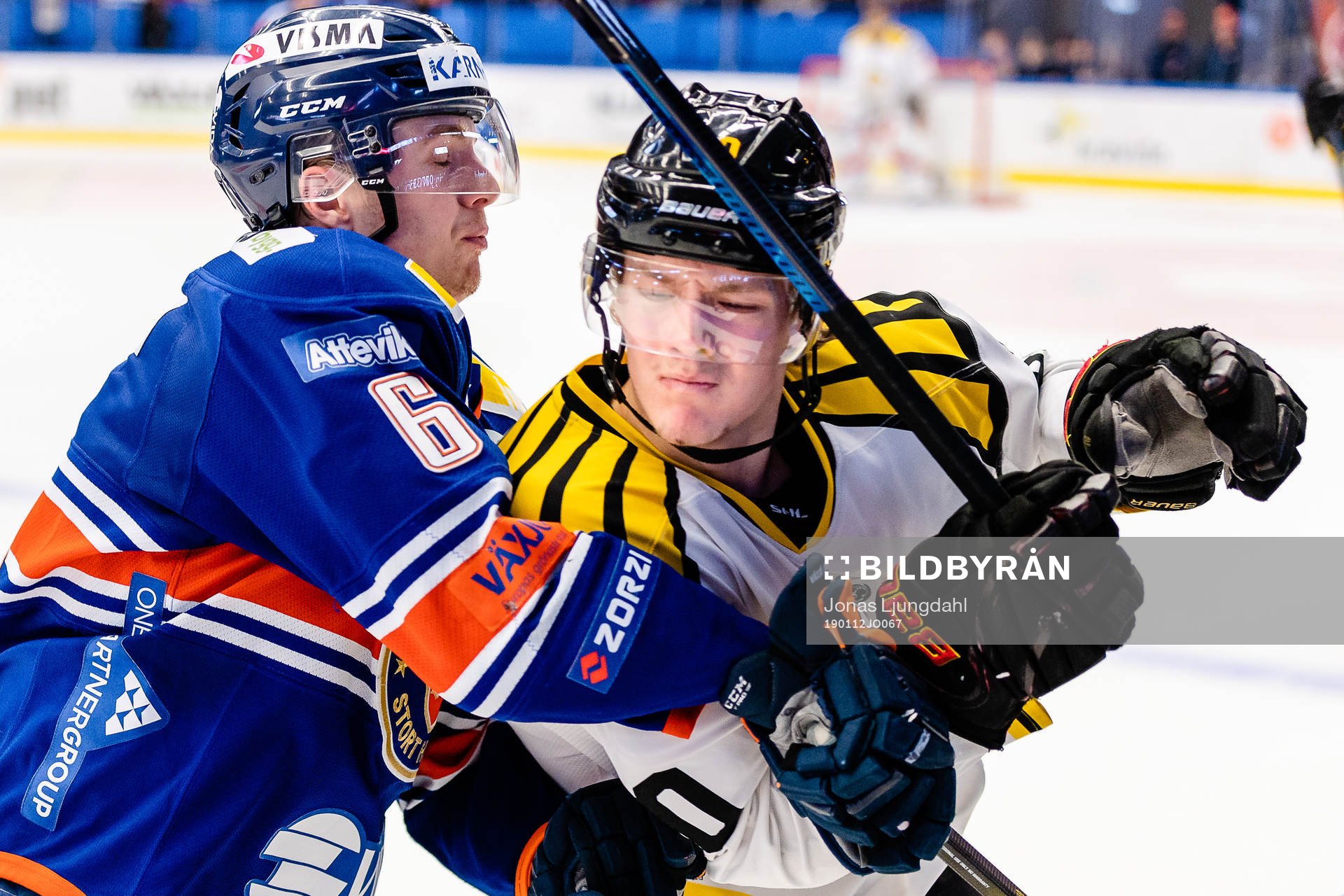 Växjös Linus Högberg tacklar Brynäs Jesper Boqvist