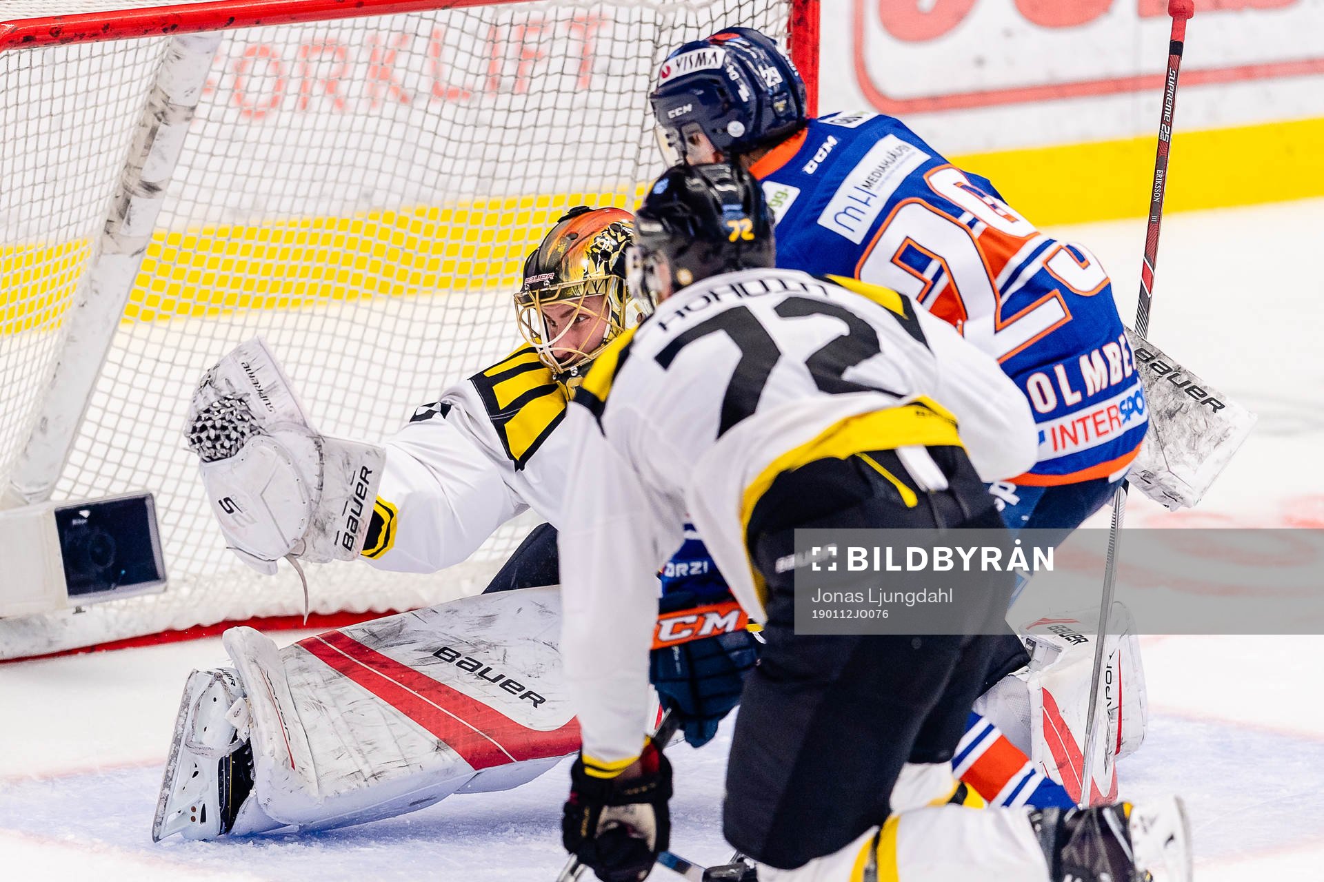 Brynäs målvakt Joacim Eriksson plockar ett skott från