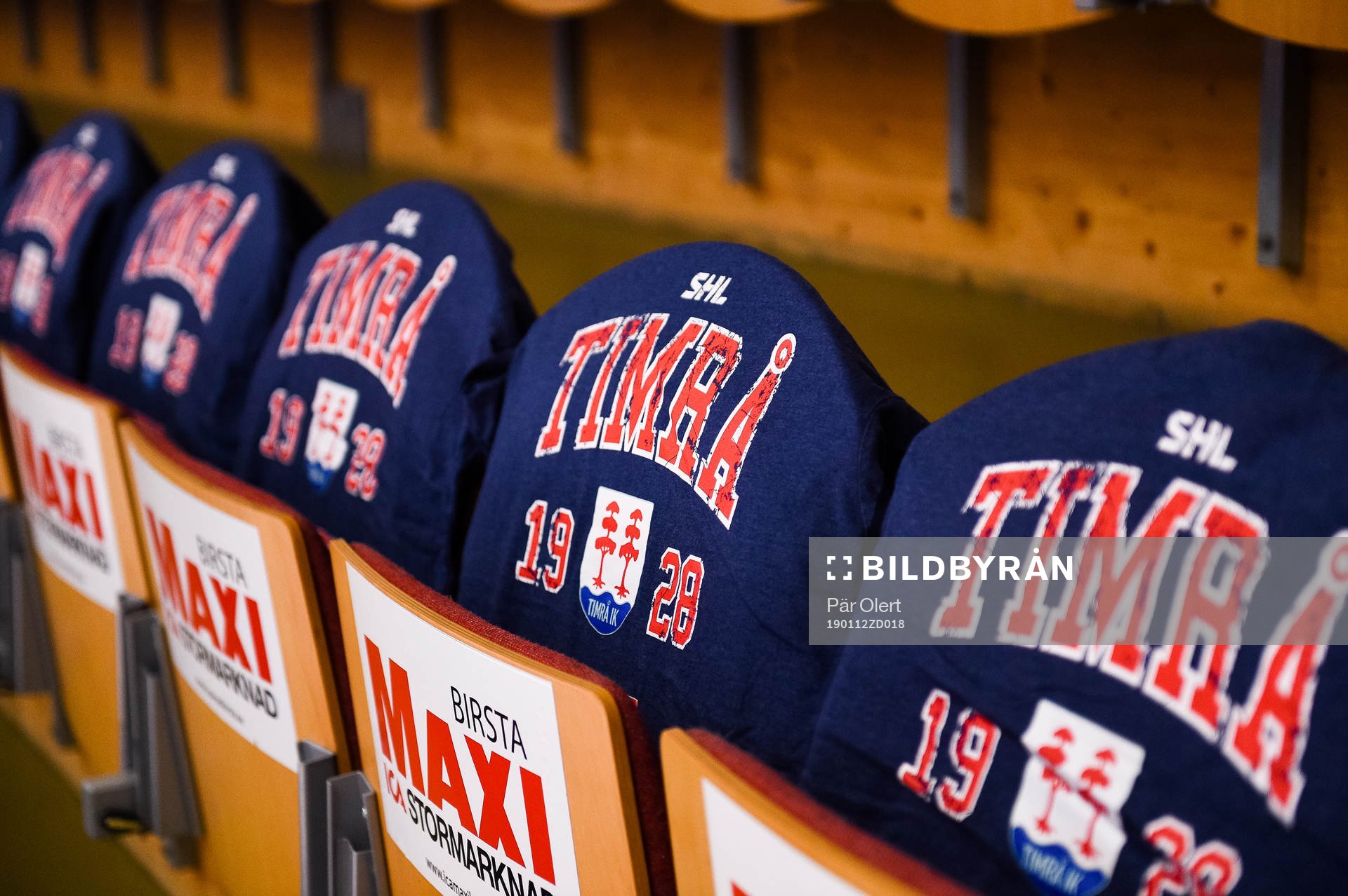 sponsortröjor på stolarna i arenan