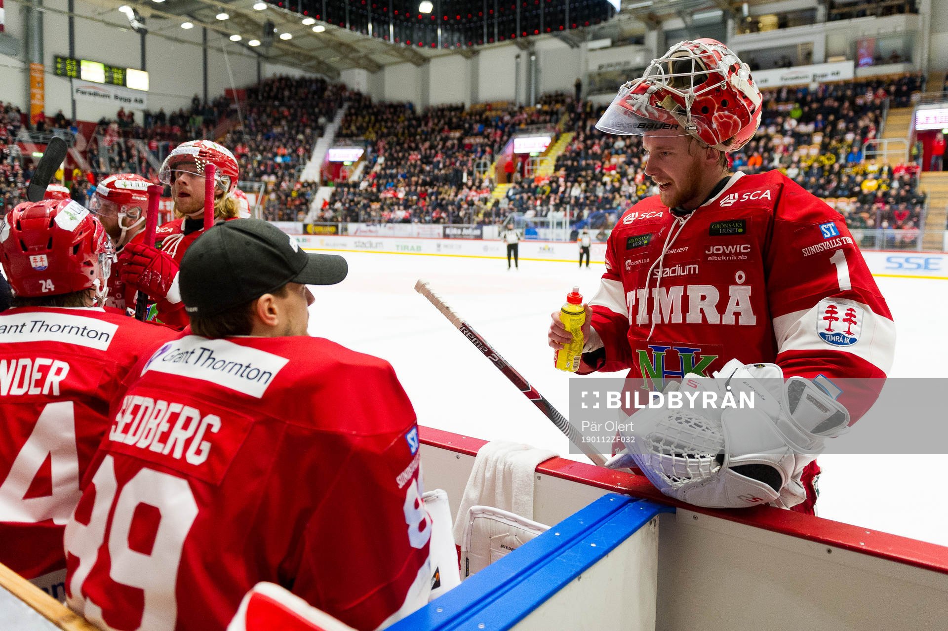 Timrås målvakt Victor Brattström pratar med målvakt