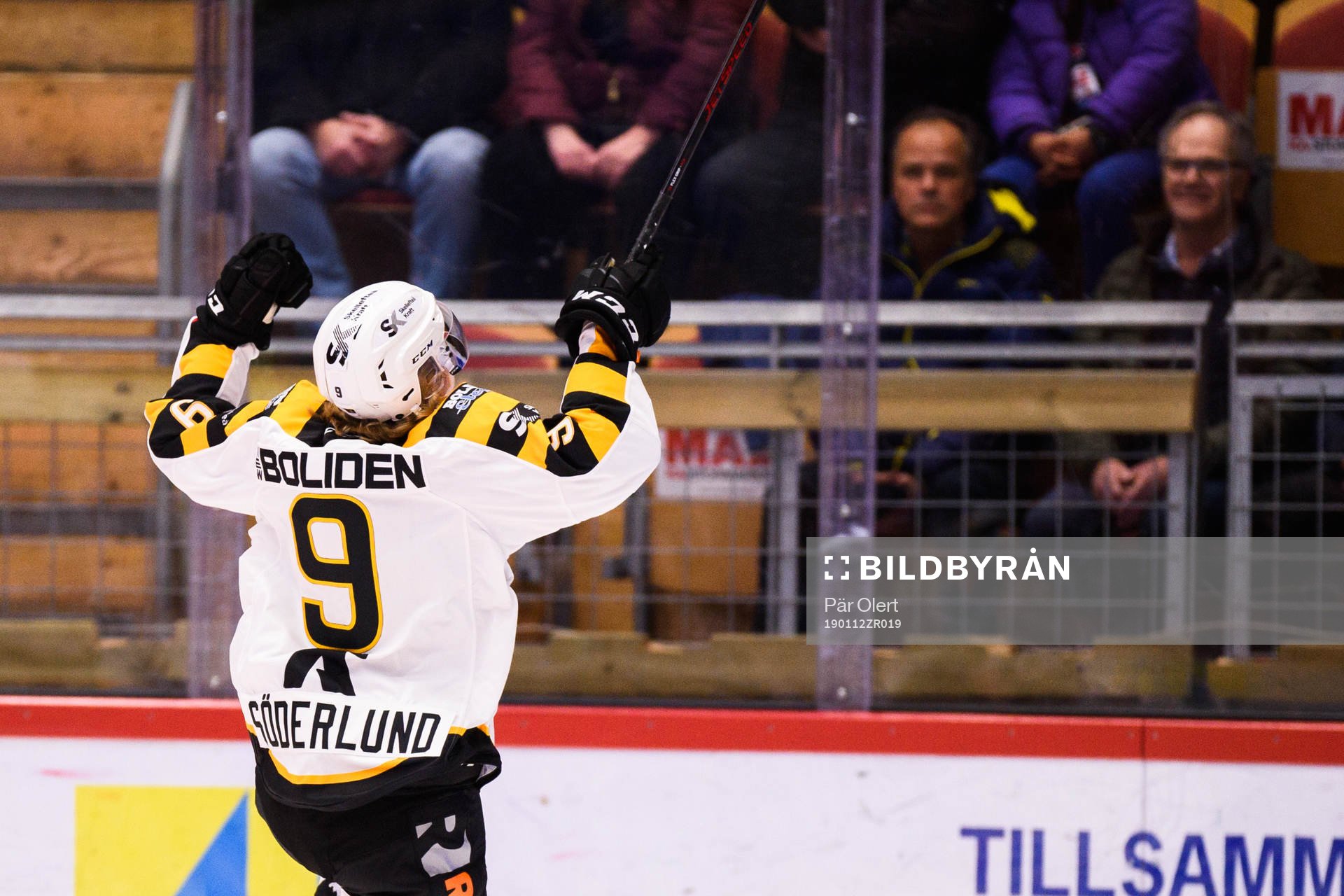 Skellefteås Tim Söderlund jublar mot supportrar