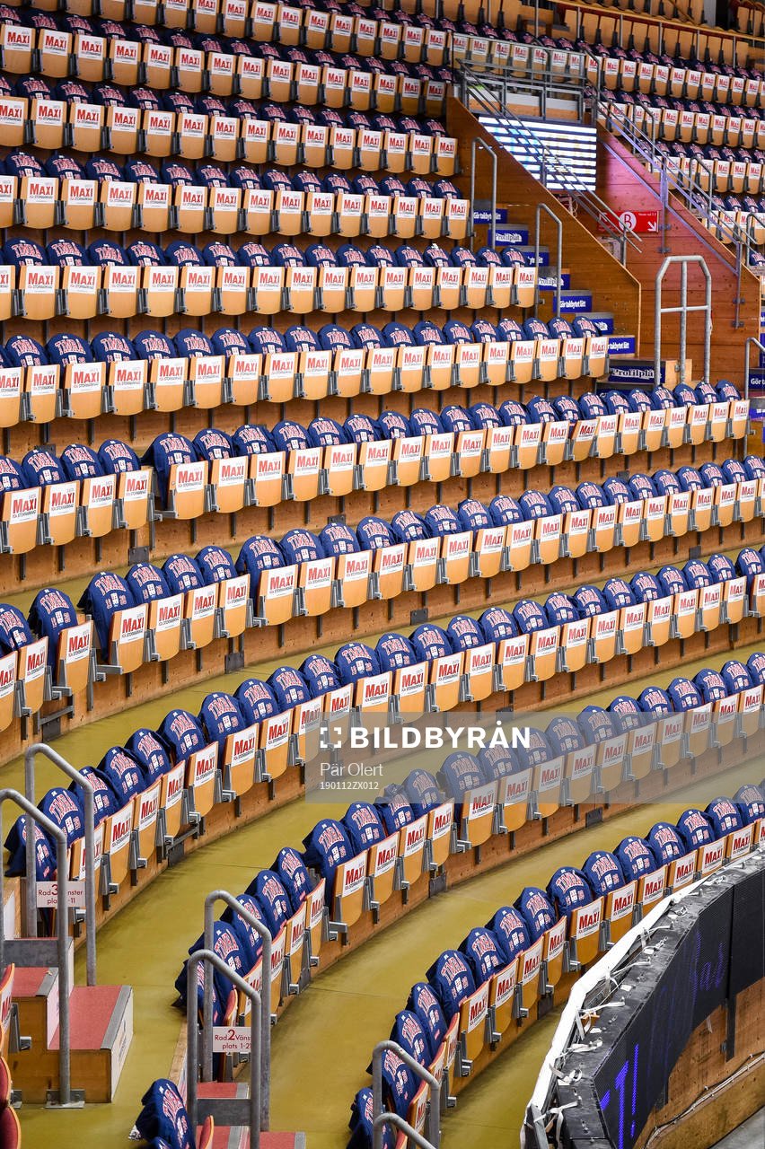 sponsortröjor på stolarna i arenan