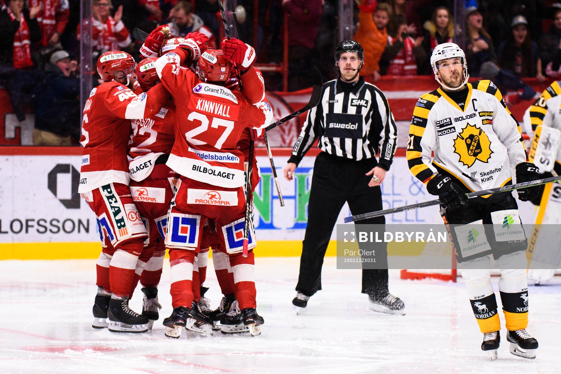Timrås Ludvig Rensfeldt jublar med lagkamrater