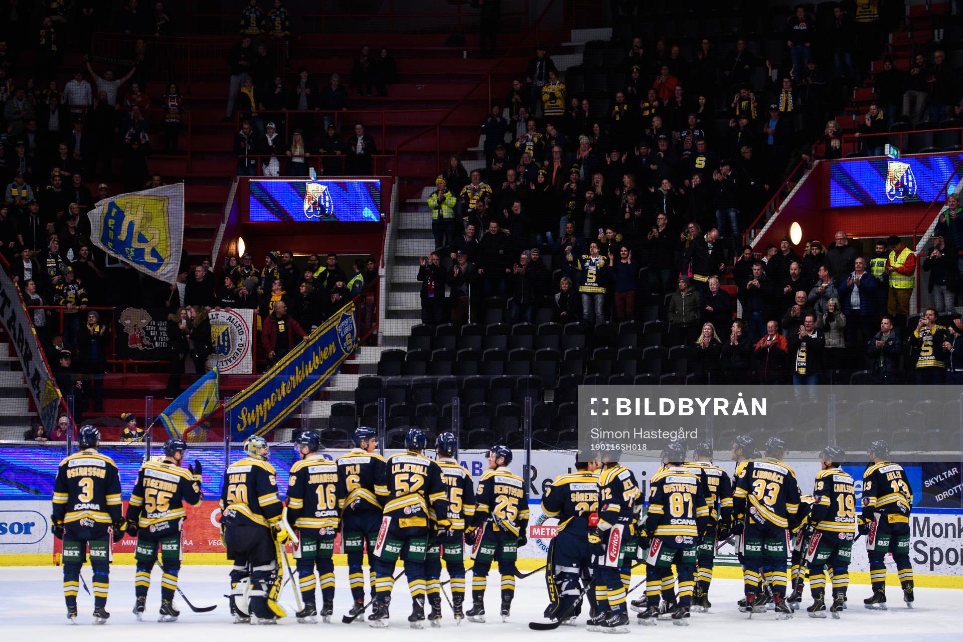 Södertäljes spelare jublar mot supportrar