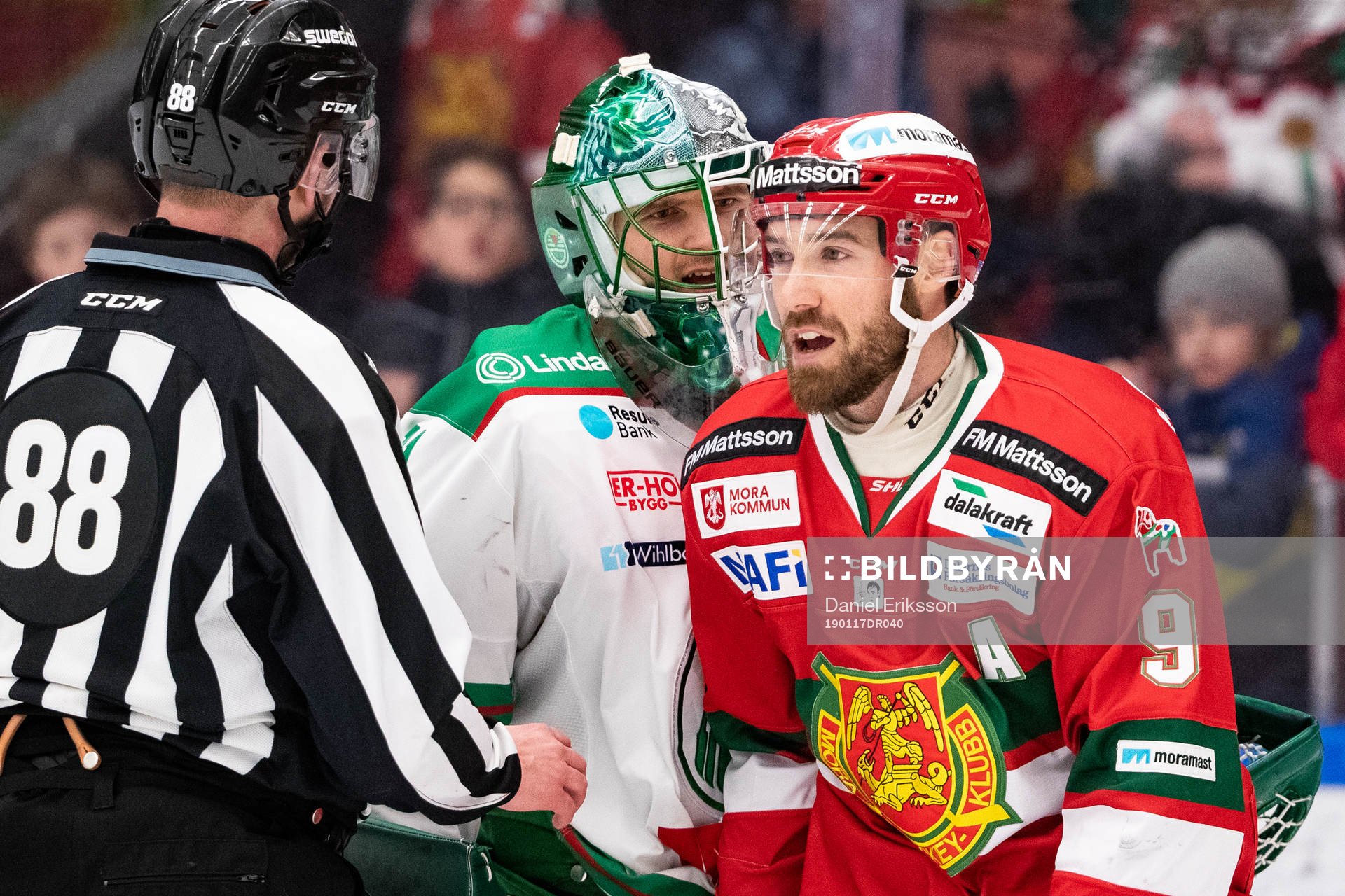 Rögles målvakt Ville Kolppanen och Moras Andrew Rowe