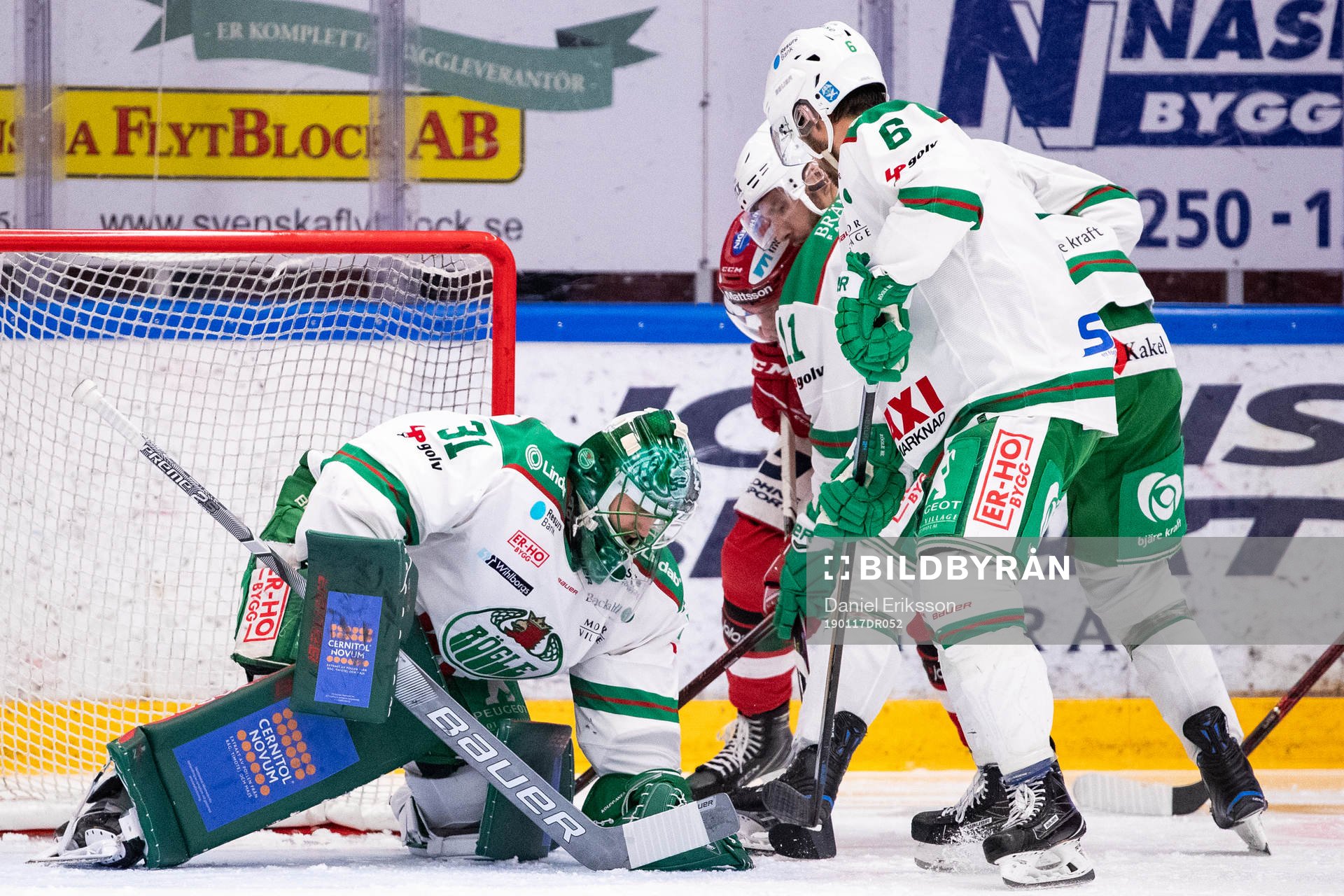 Rögles målvakt Ville Kolppanen och Rögles Craig Schira