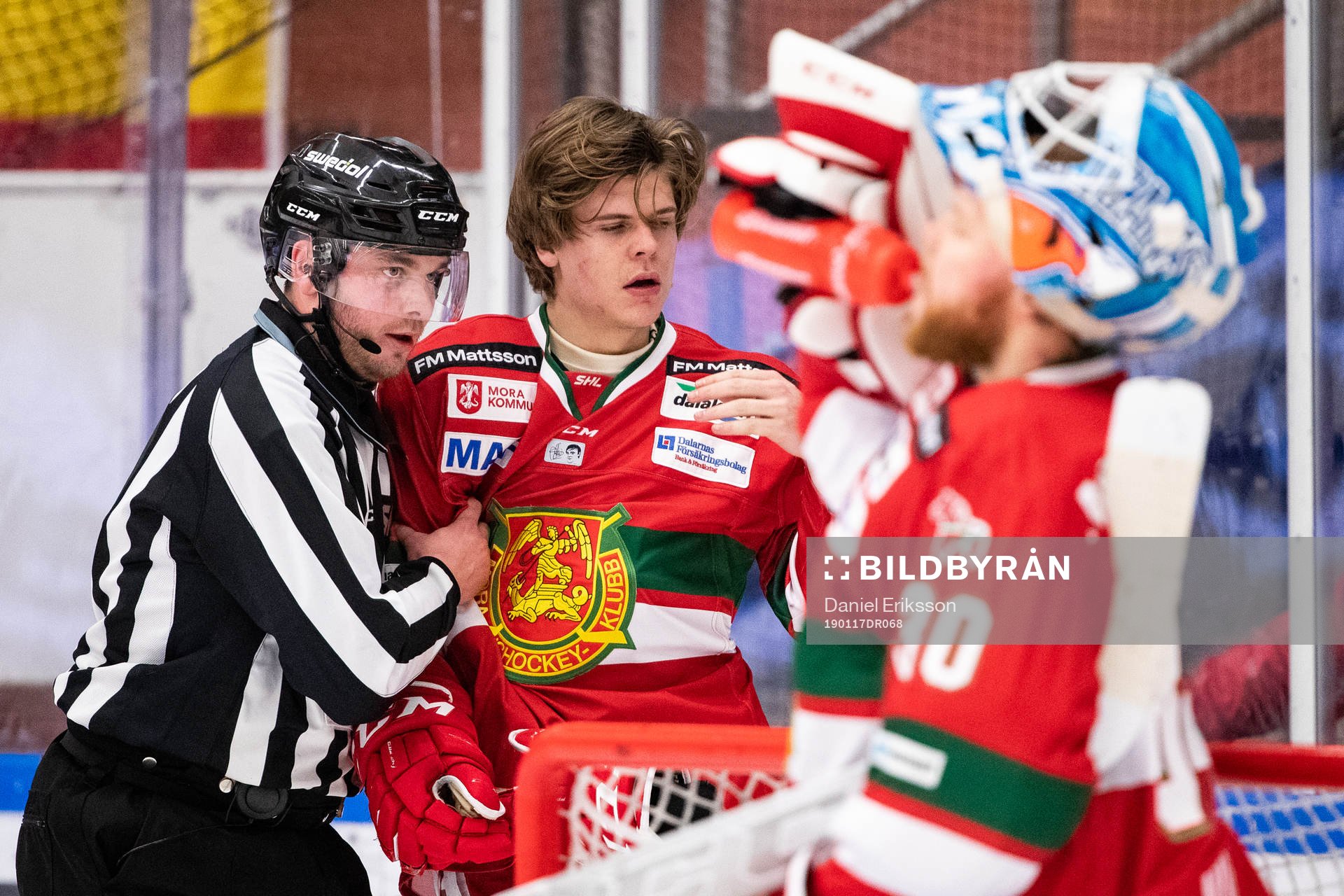 Linjedomare Daniel Persson och Moras Erlend Lesund