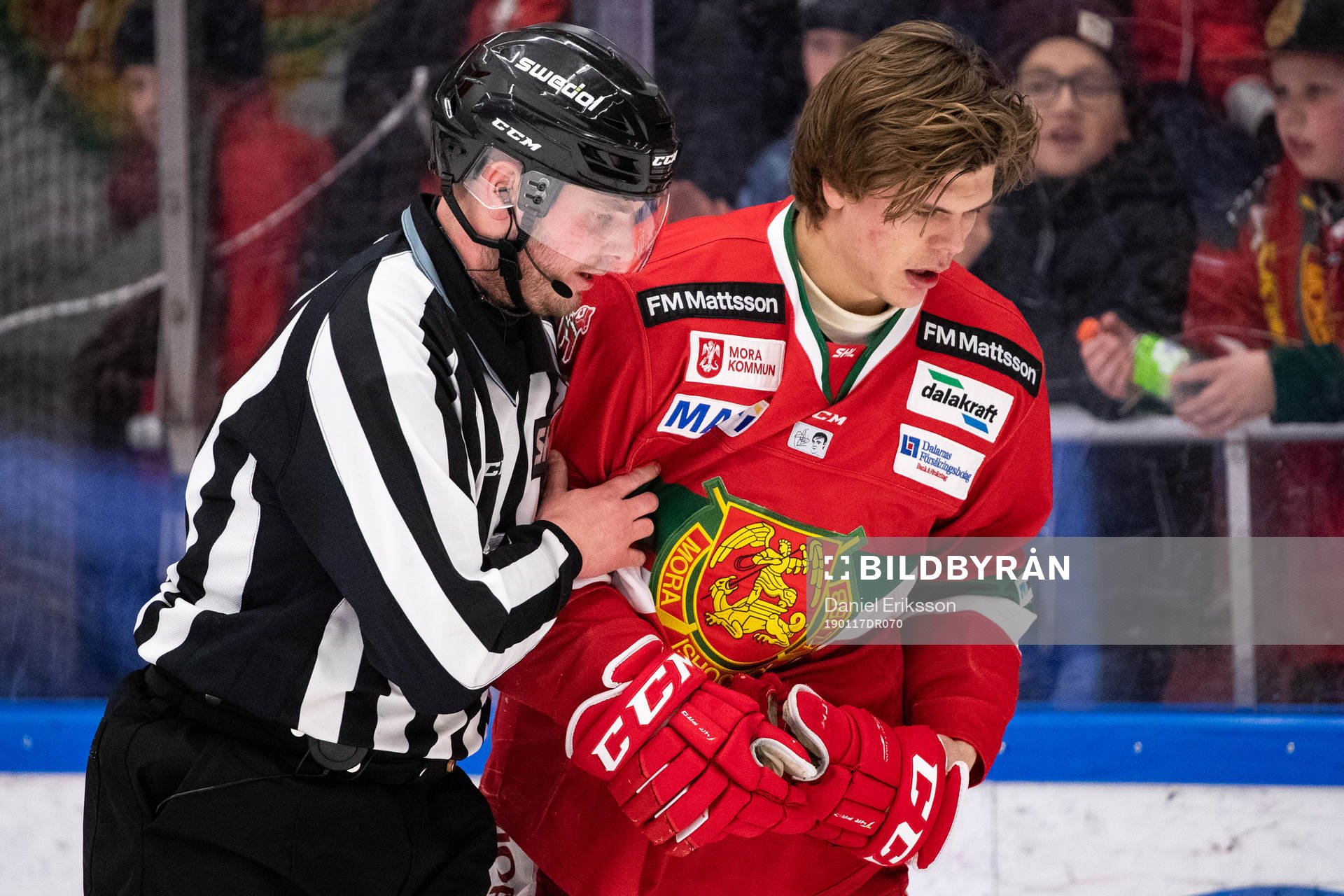 Linjedomare Daniel Persson och Moras Erlend Lesund
