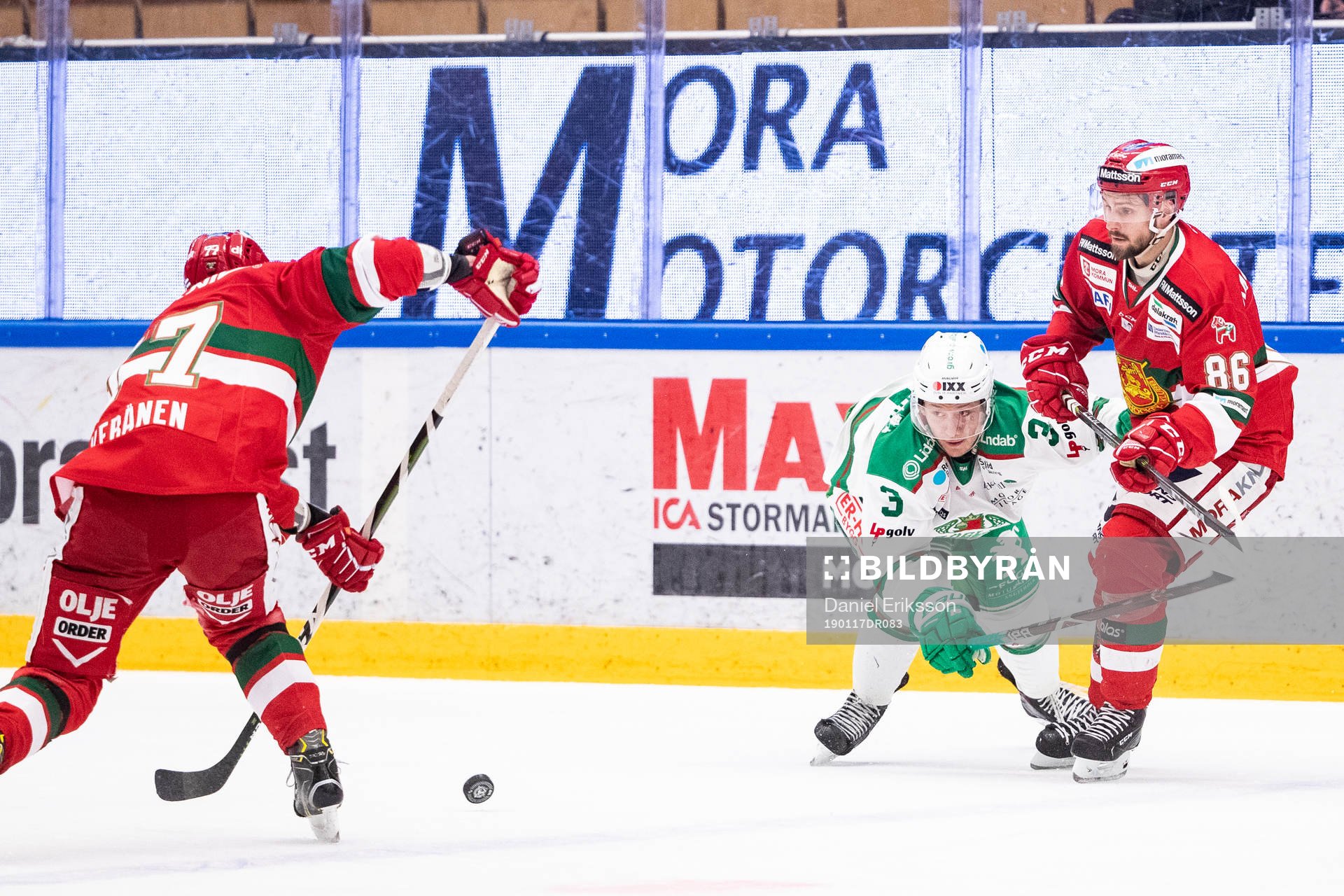 Moras Michael Keränen och Rögles Daniel Bertov och Moras