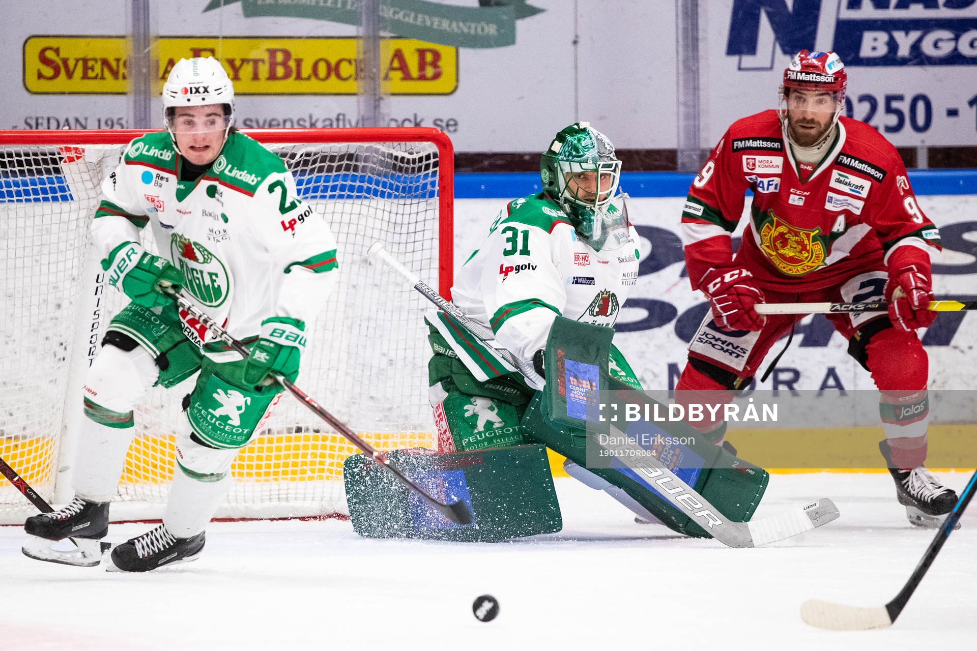 Rögles Nils Höglander och Rögles målvakt Ville