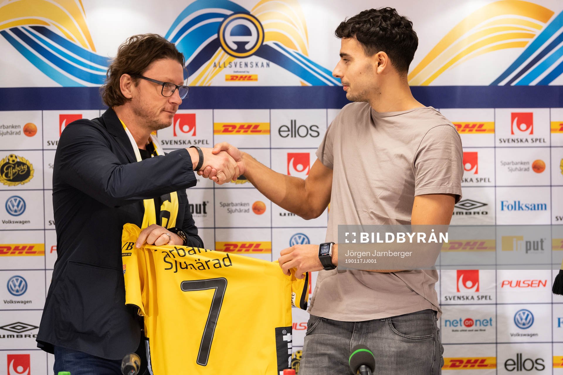 Deniz Hümmet och klubbchef Stefan Andreasson med tröja 7