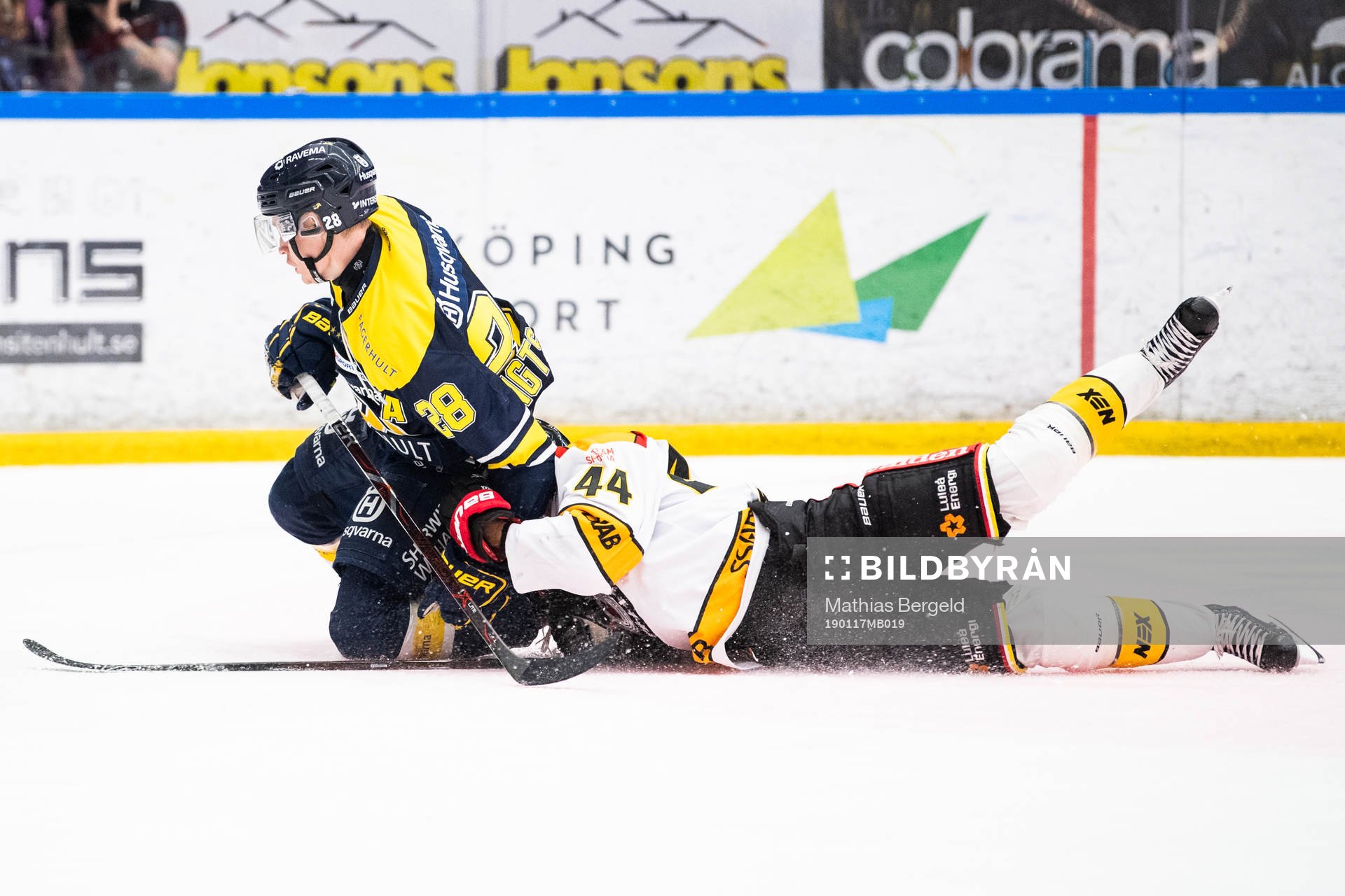 s Anton Bengtsson och Luleås Mattias Guter i kamp om pucken