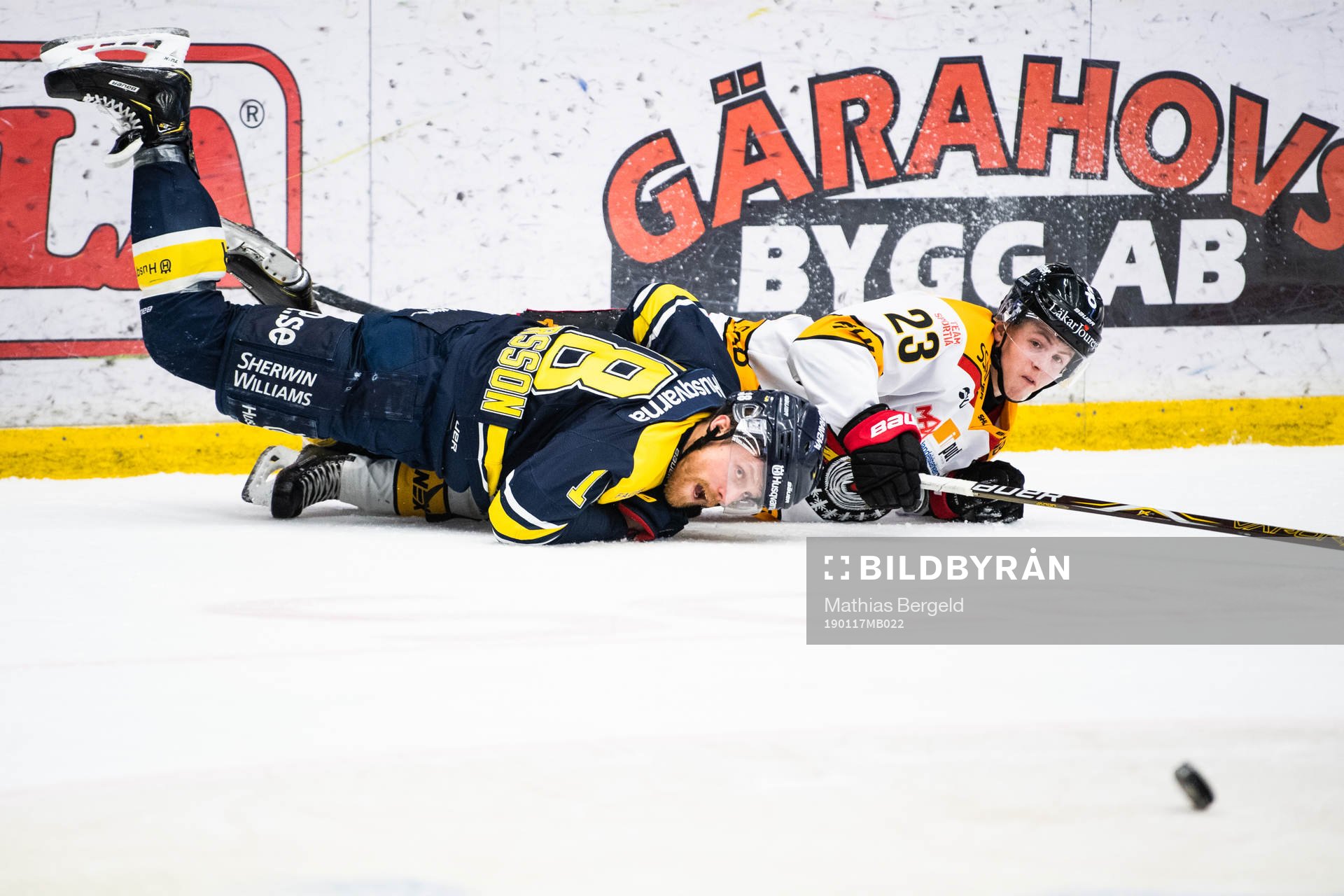 s Joakim Andersson och Luleås Jesper Sellgren i kamp om