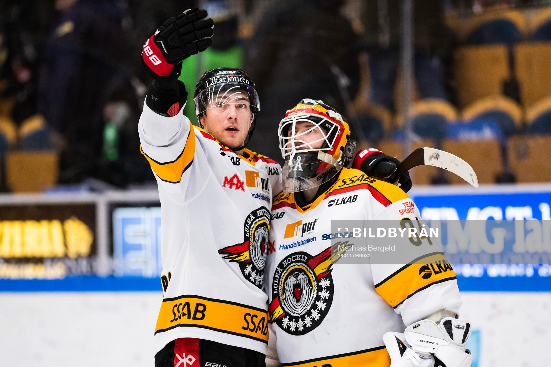 Luleås Johan Forsberg jublar med målvakt Joel Lassinantti