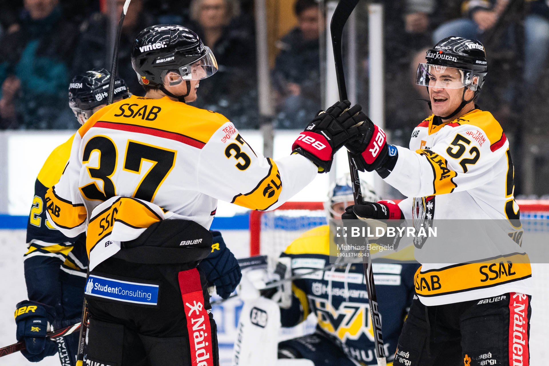Luleås Isac Lundeström och Karl Fabricius jublar för ett