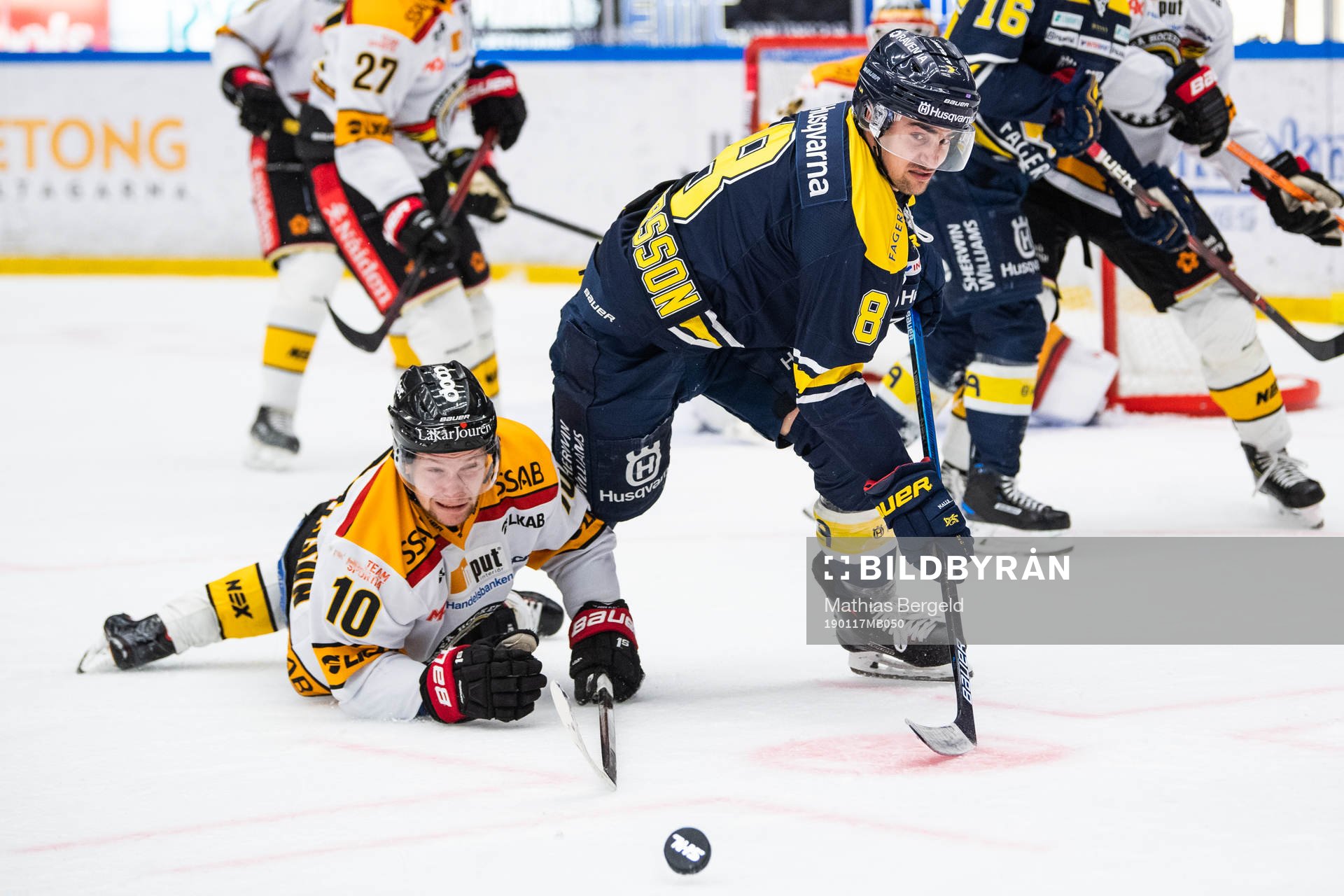 s Nils Andersson i kamp om pucken