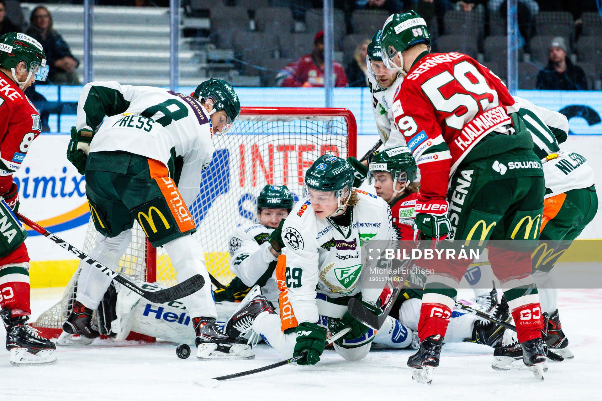 Färjestads målvakt Adam Werner  och Oskar Steen