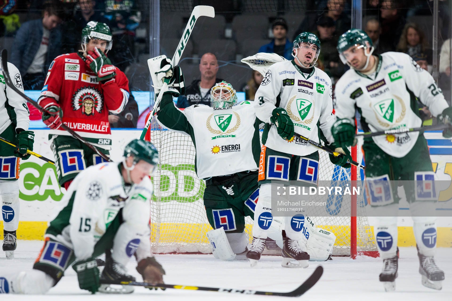 Färjestads målvakt Adam Werner  jublar