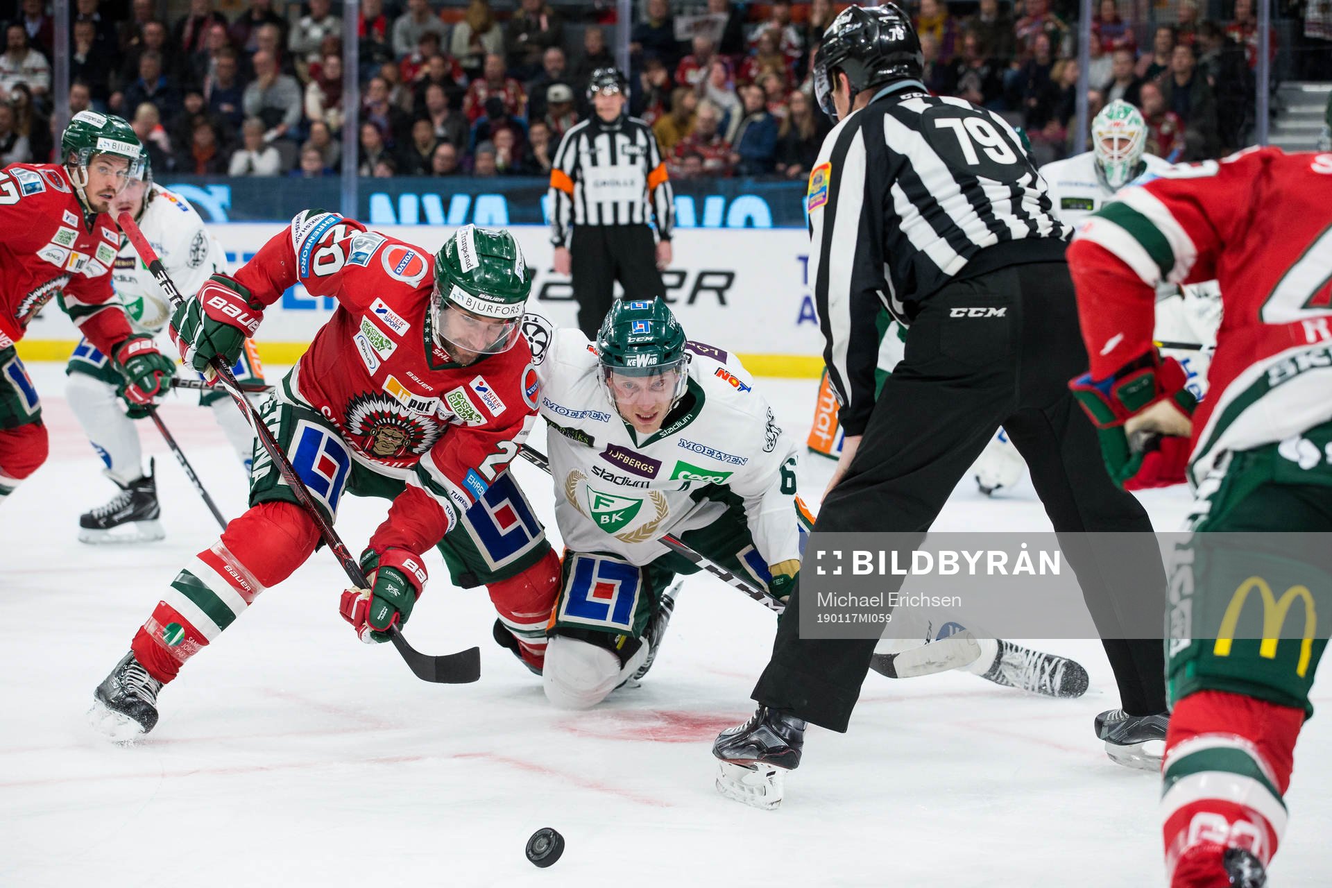 Frölundas Joel Lundqvist tekar mot Färjestads Johan Ryno