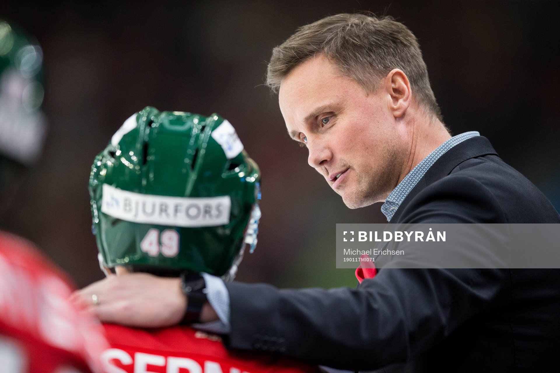 Frölundas Rhett Rakshani pratar med tränare Roger