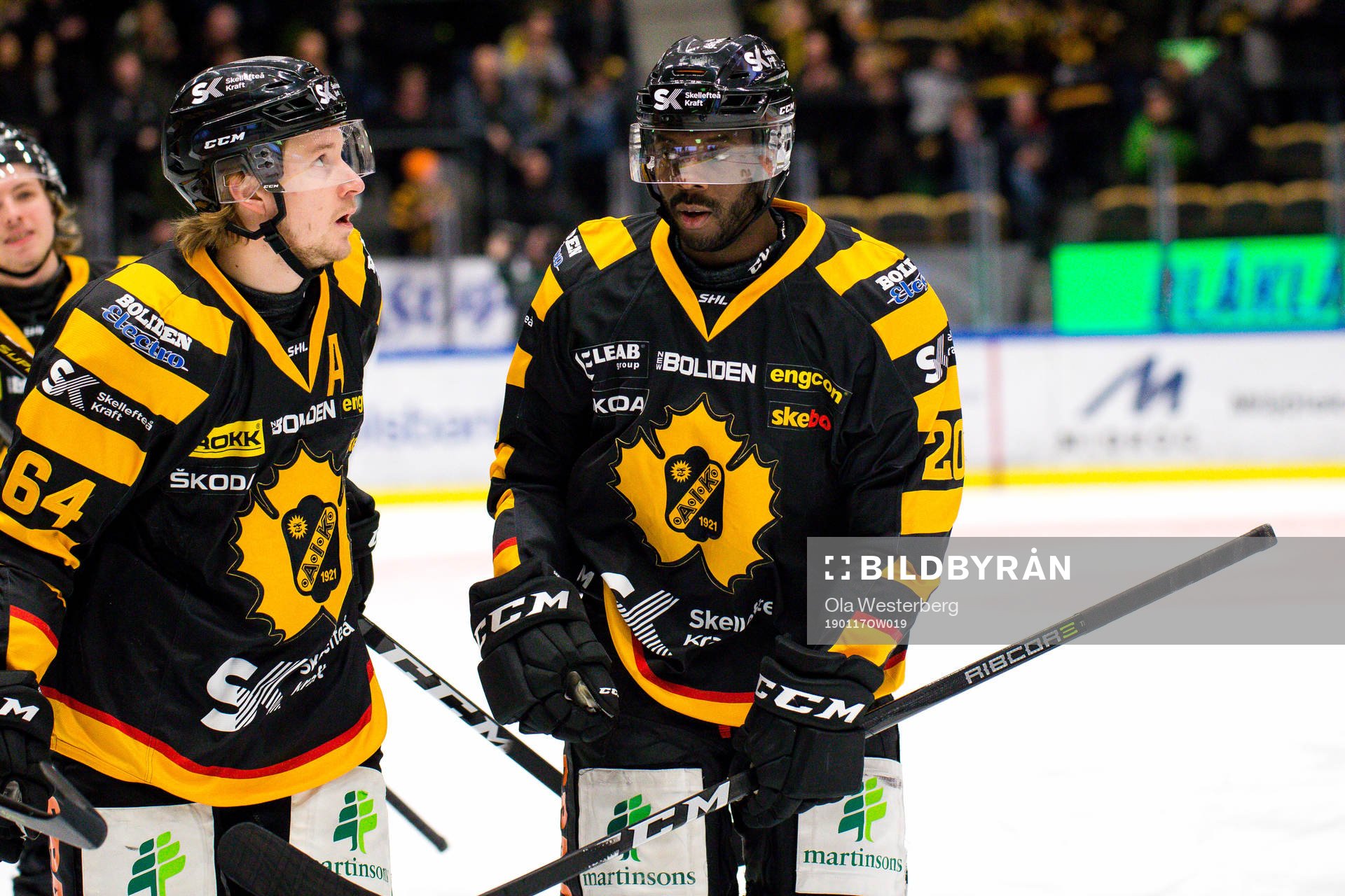 Skellefteås Edwin Hedberg  och Jonathan Pudas jublar