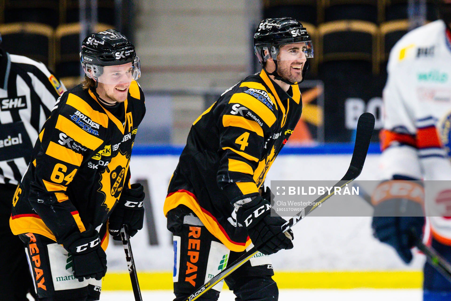 Skellefteås Bud Holloway och Jonathan Pudas jublar