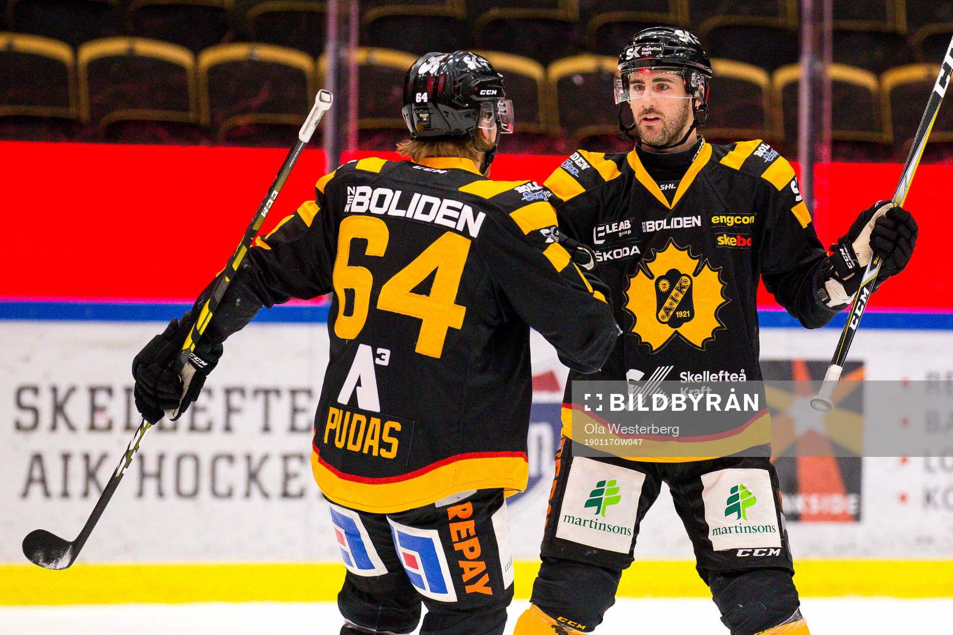 Skellefteås Jonathan Pudas och Bud Holloway  jublar