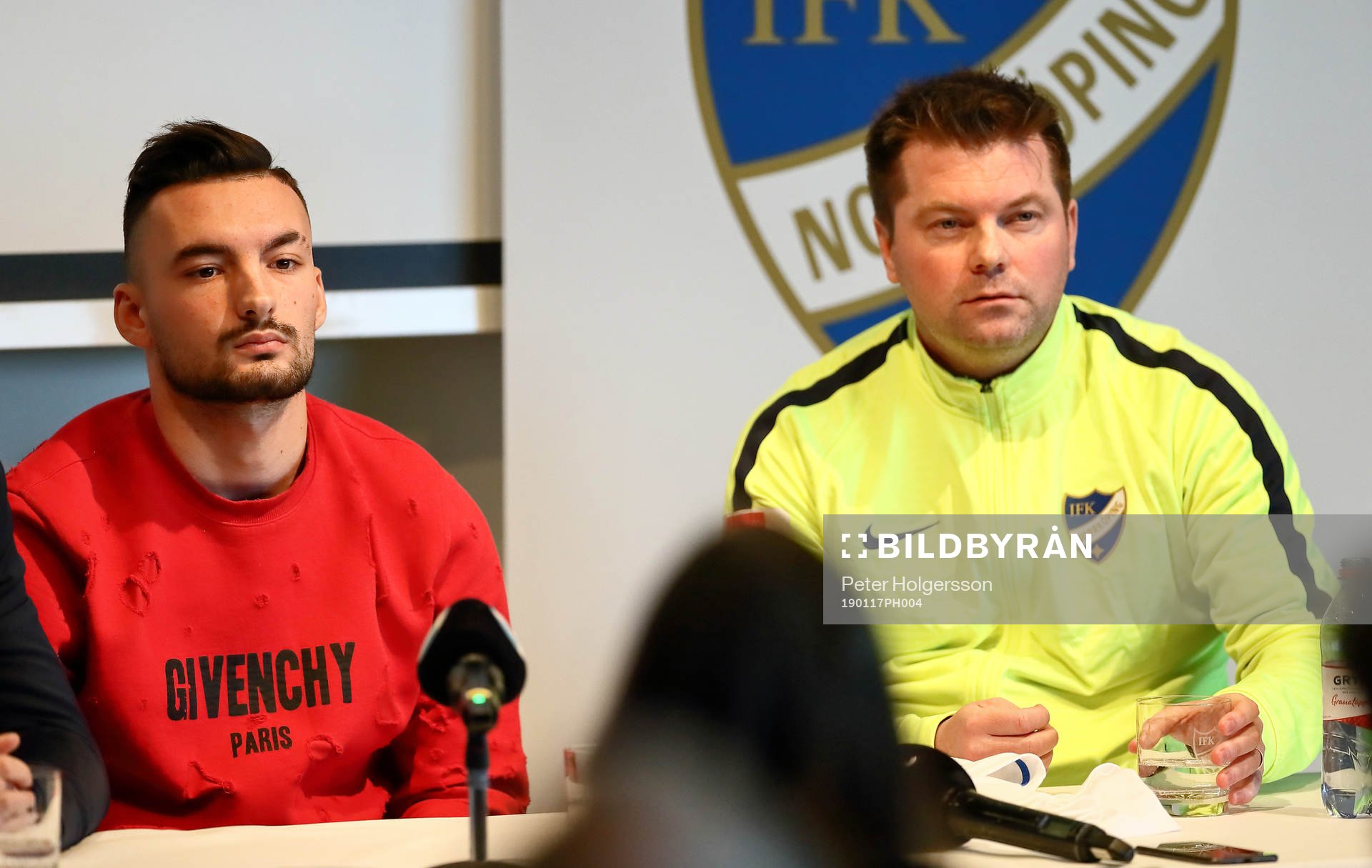 IFK Norrköpings nyförvärv Sead Haksabanovic intill tränare Jens Gustafsson under presskonferens den 17 januari 2019 i NORRKÖPING.