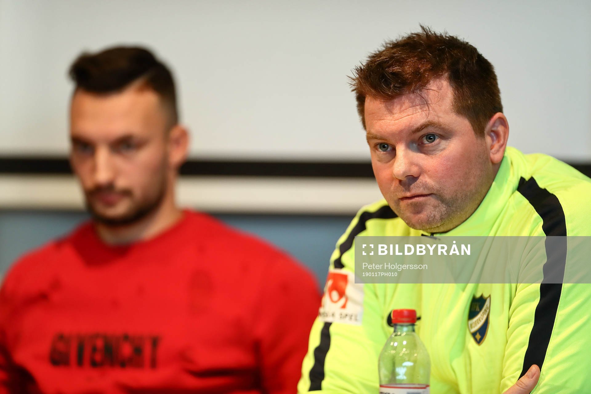 IFK Norrköpings nyförvärv Sead Haksabanovic mellan klubbdirektör Jens Magnusson och tränare Jens Gustafsson under presskonferens den 17 januari 2019 i NORRKÖPING.